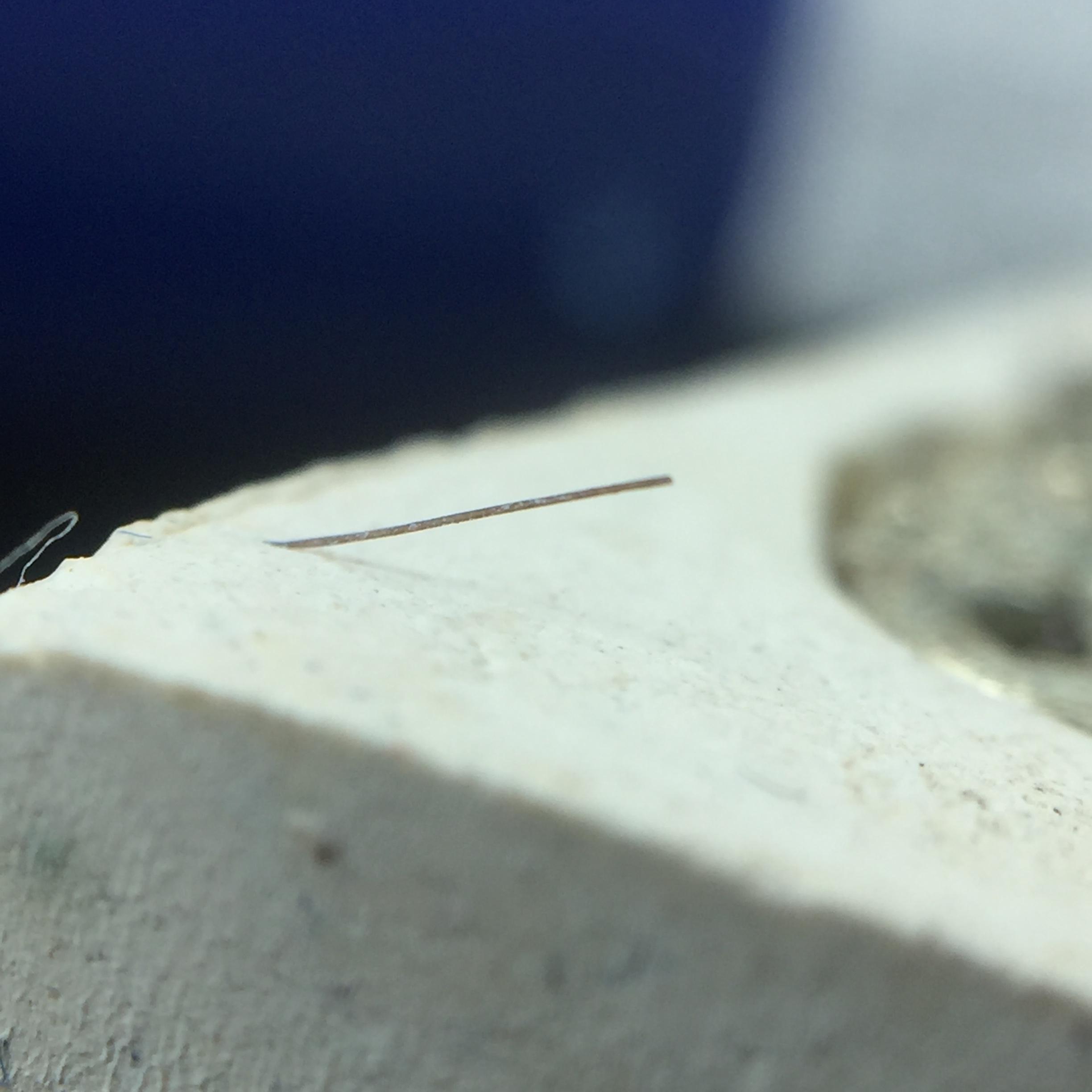 พระแก้วมรกต(จำลอง)ทรงเครื่องฤดูร้อน พระผงบูชา ด้านหน้าปิดทอง ด้านหลังตราฉลองสิริราชสมบัติครบ 60ปี เนื้อเงินขึ้นสีรุ้งธรรมชาติสร้างสรรค์งดงาม(รุ่นนี้ได้พระราชทานเส้นพระเจ้า(เส้นผม)รัชกาลที่9ในการจัดสร้าง)***องค์นี้พิเศษมองเห็นเส้นผมติดอยู่ด้านหลังชัดเจน***