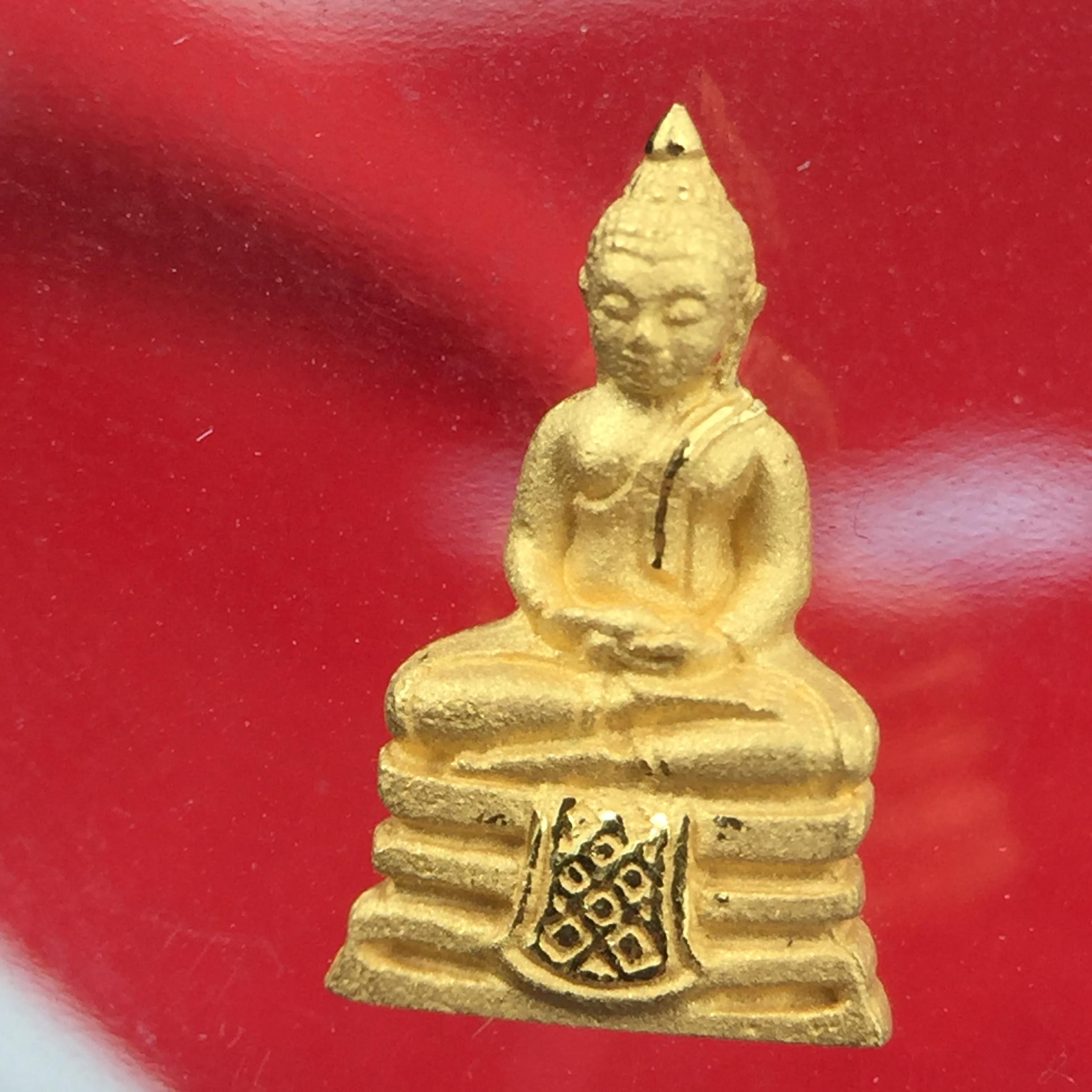 พระพุทธโสธร รุ่นอุดมโชคโภคทรัพย์ ปี 2550 เนื้อทองคำ พิมพ์จิ๋ว วัดโสธรวรารามวรวิหาร จ.ฉะเชิงเทรา (สภาพ สวย ซีนซองเดิม กล่องบบรรจุเดิมครบสมบูรณ์)