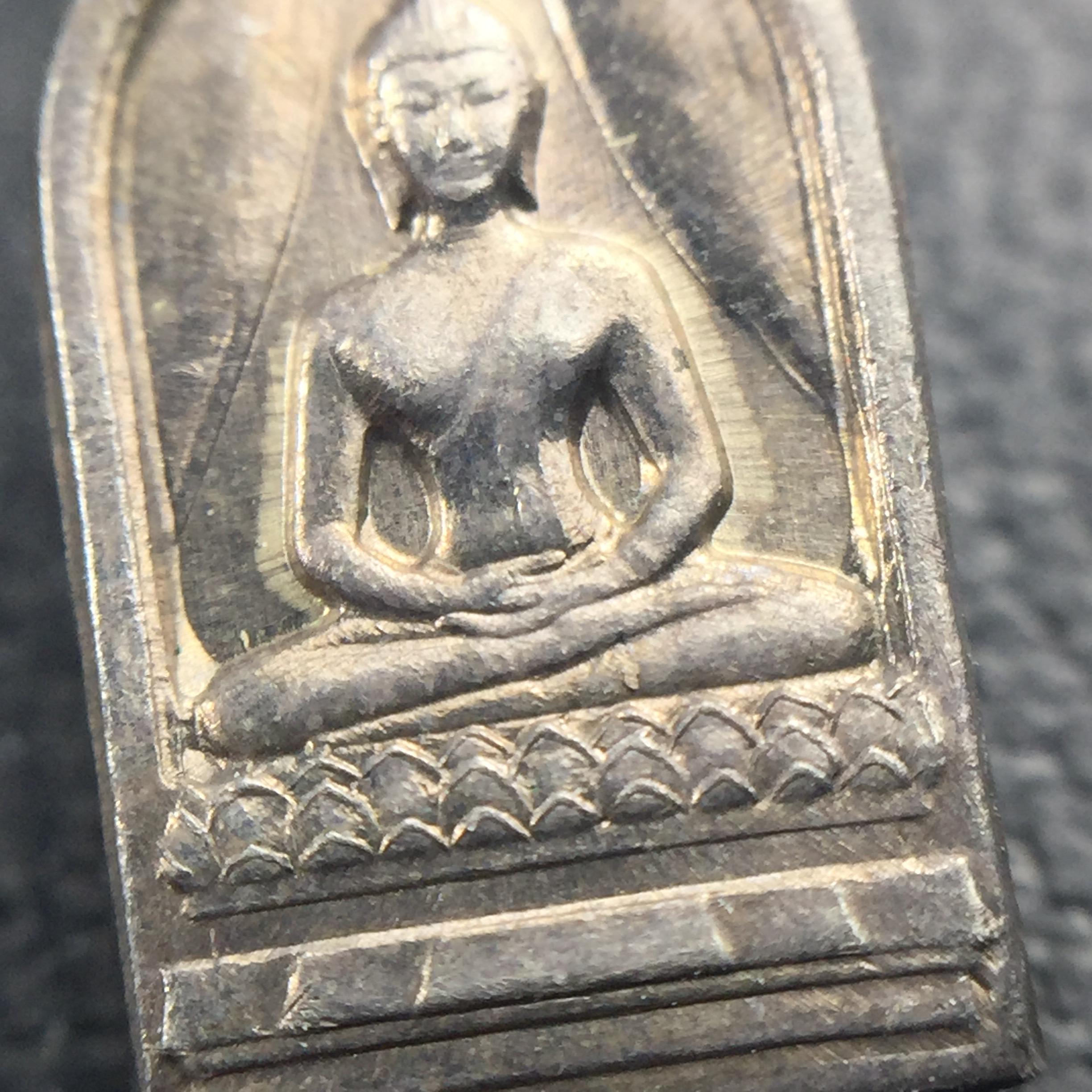 พระปรกใบมะขาม พระพุทธสิหิงค์ ภปร. ธรรมศาสตร์ 50ปี เนื้อเงิน(ตอกสองโค๊ด ผ่านสองพิธีวาระ 50ปีและ60ปี หายากนิยม)(คัดสภาพสวย)(ในหลวงรัชกาลที่9 เสด็จเททอง)(พระปรกใบมะขาม ภปร. รุ่นแรก)(พิธีใหญ่ เกจิที่มีชื่อเสียงมาร่วมปลุกเสกจำนวนมาก ชนวนมาลสารเก่าเข้มขลัง )