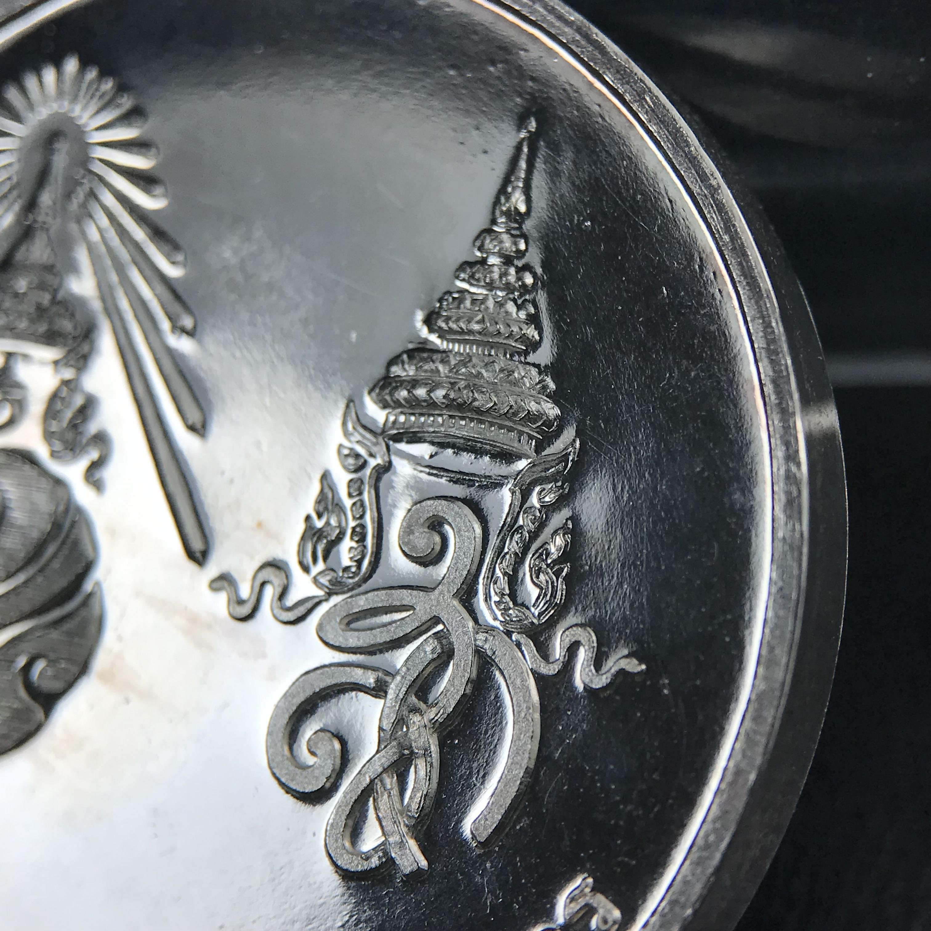 เหรียญรูปเหมือนพระราชสังวราภิมณฑ์(หลวงปู่โต๊ะ)ที่ระลึก ครบ 108 ปี วัดประดู่ฉิมพลี ปี 2538 ด้านหลังพระราชทานพระนามาภิไธยย่อ ภปร. และ สก. เนื้อเงินขัดเงา เหรียญกลมใหญ่ขนาด 3.5 ซม.สภาพสวยเดิมกล่องบรรจุเดิมครบสมบูรณ์และหายาก