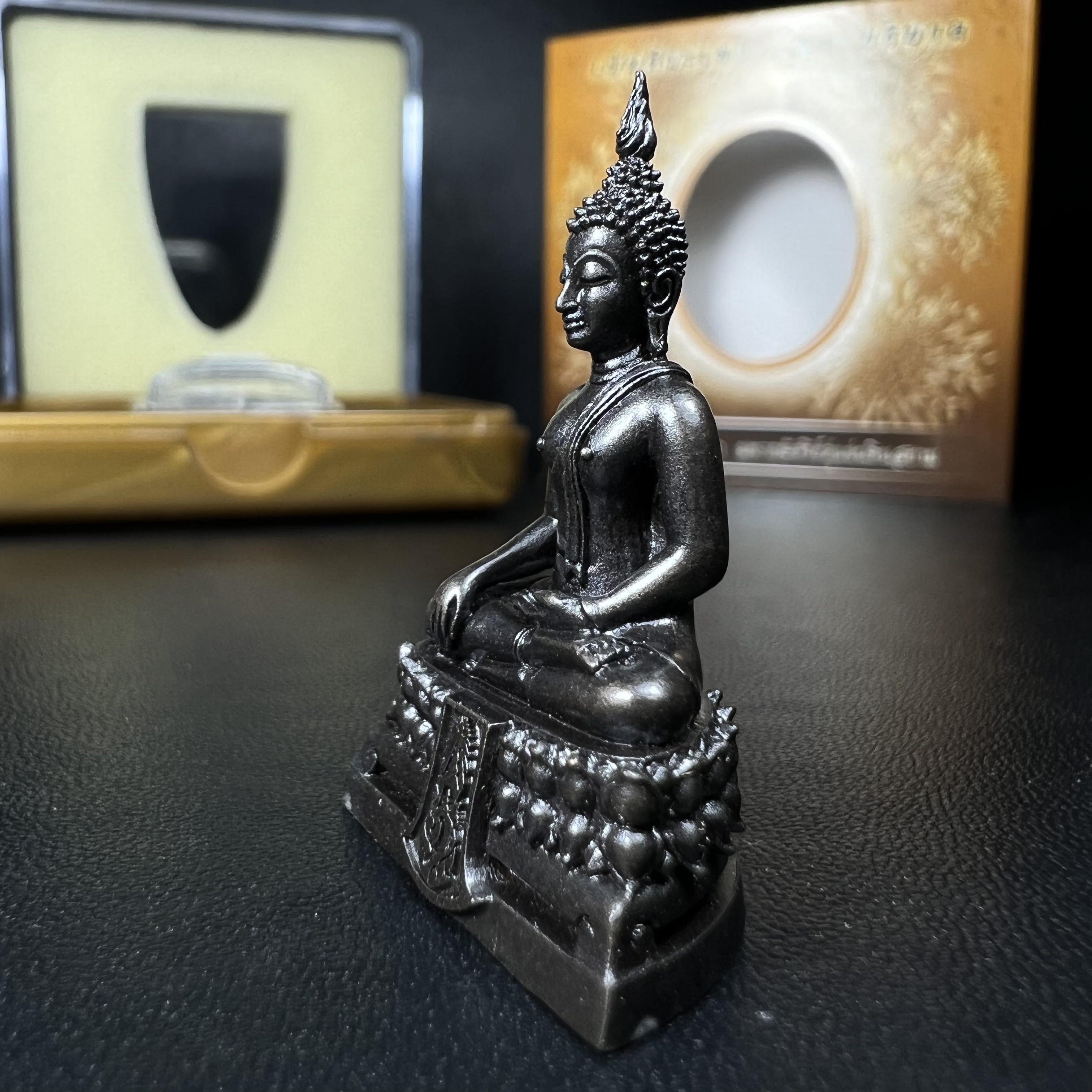 พระพุทธรูปคุ้มเกล้า ภปร. มหามงคล 80พรรษา “รุ่นเย็นศิระเพราะพระบริบาล 80พรรษา มหากษัตริย์คู่แผ่นดินสยาม” เนื้อนวโลหะรมดำ พิมพ์ใหญ่ ขนาด 18*35 มม.(โลหะชนวนพระ ภ.ป.ร.2508 และผงตะไบพระกริ่งปวเรศ 2530 มาร่วมในการจัดสร้างด้วย)