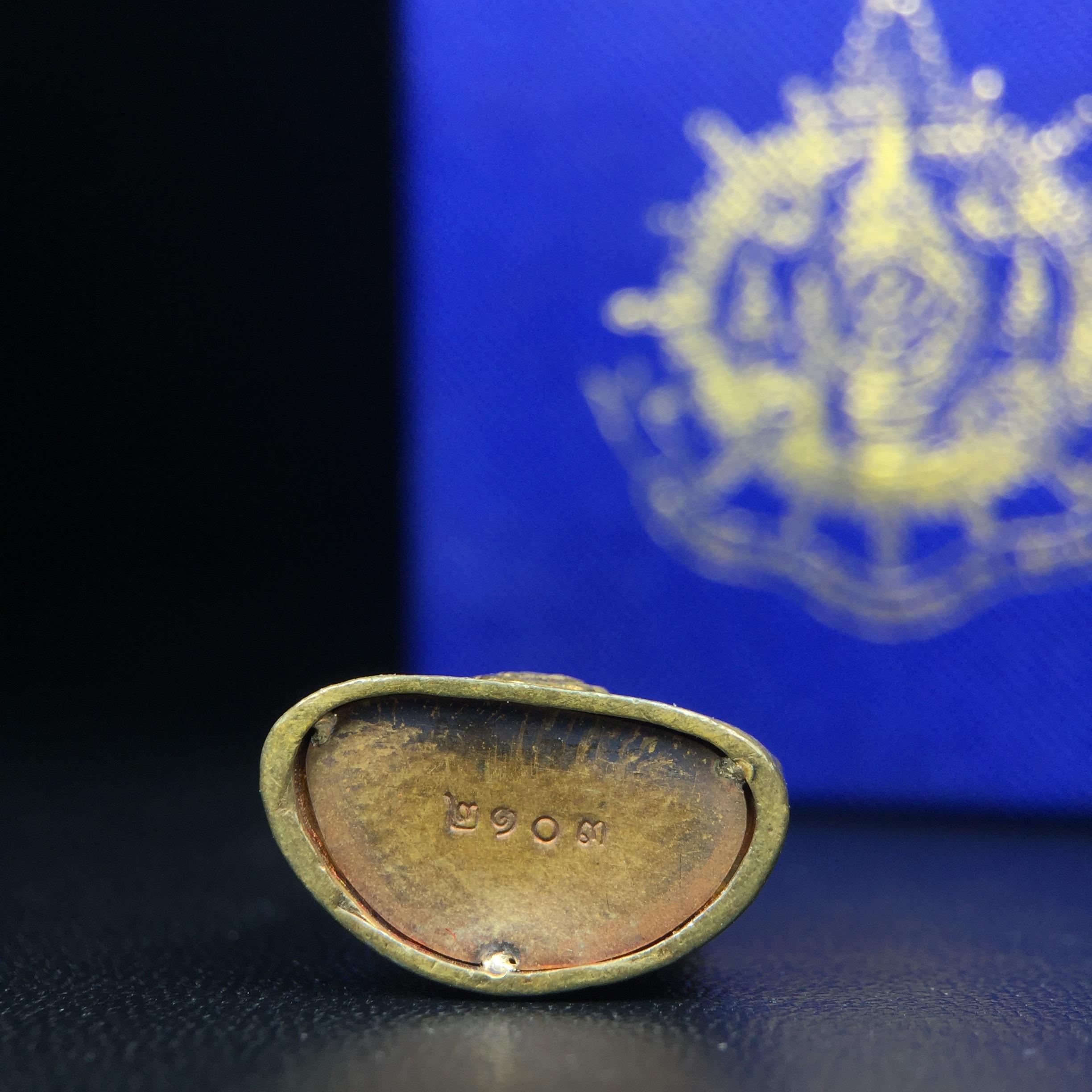 พระกริ่งไพรีพินาศ เฉลิมพระเกียรติ พระบาทสมเด็จพระเจ้าอยู่หัวรัชกาลที่9 พระชนมพรรษา 6 รอบ ปี2542เนื้อสัมฤทธิ์(บรรจุเหล็กไหล)ดีนอก-ดีใน(องค์นี้เป็นเนื้อสัมฤทธิ์ พิเศษกรรมการ ตอก 2 โค๊ต หมายเลข ๒๑๐๓)หายาก