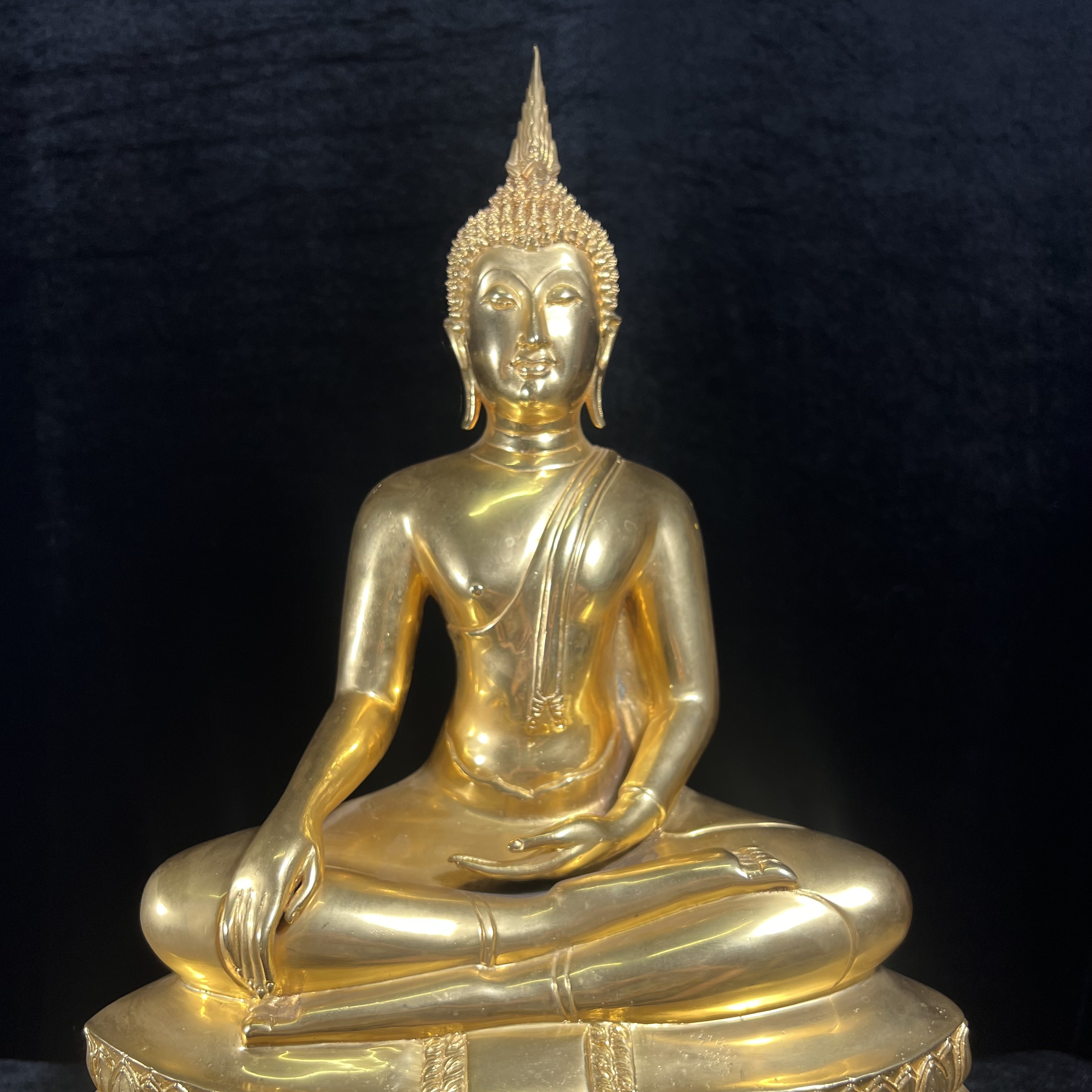 พระบูชาพระพุทธศิรมงคล ภปร. วัตถุมงคลคุ้มเกล้า ปี 2524 ของมูลนิธิคุ้มเกล้า โรงพยาบาลภูมิพลจัดสร้าง ขนาดหน้าตัก 9นิ้ว(ในหลวงรัชกาลที่9 ทรงจุดไฟพระฤกษ์และเททอง พิธีใหญ่)ยอดนิยมหายาก