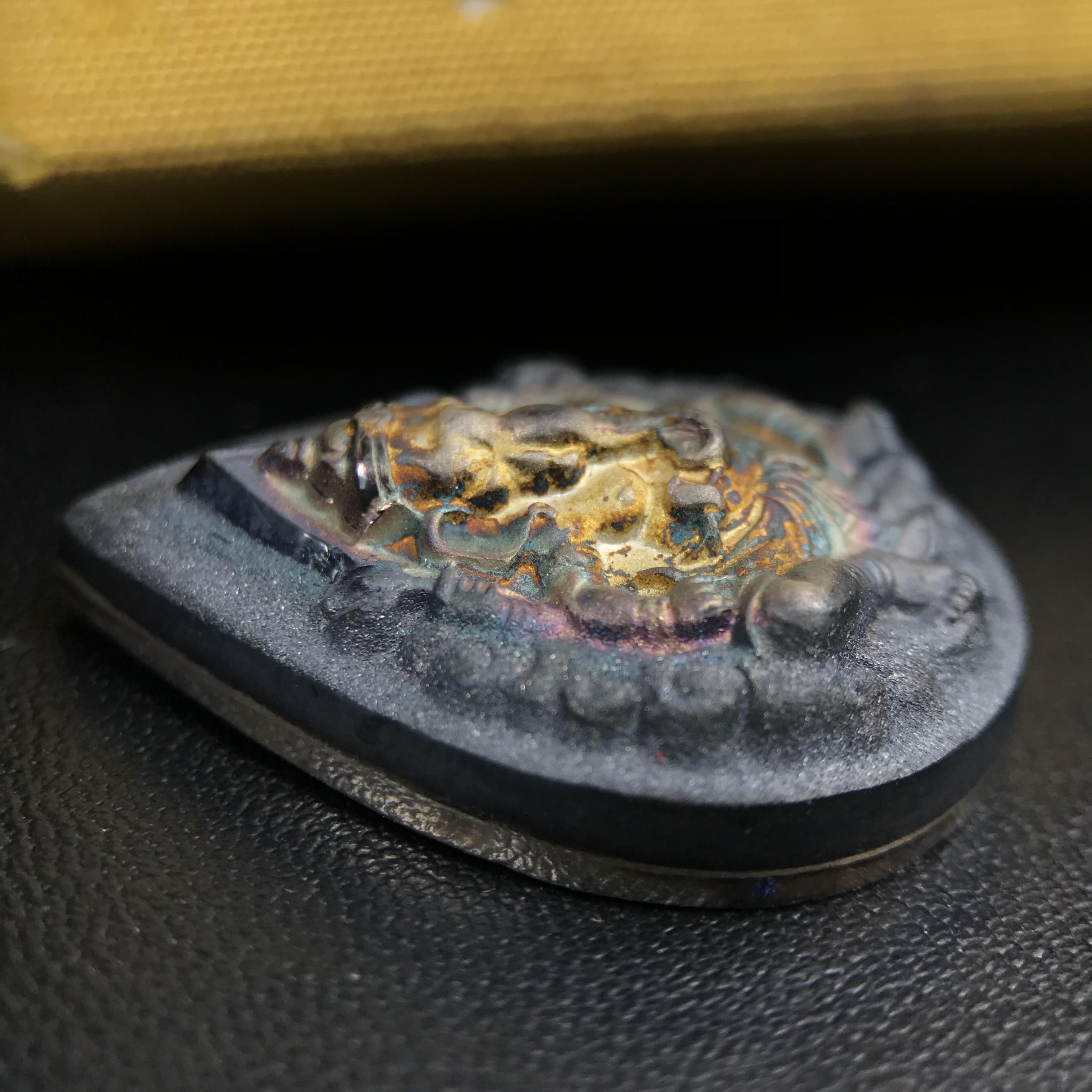 เหรียญพระพิฆเนศวร ญสส. ชุดกาญจนาภิเษกครองราชย์ 50 ปี พุทธศักราช 2538 พิมพ์ใหญ่(2.9 ซม.) เนื้อเงินผิวเดิมกลับดำขึ้นสีรุ้งเข้มขลังงดงามธรรมชาติสร้างสรรค์ สภาพสวยเดิมพร้อมกล่องบรรจุเดิม ตอกโค๊ดหมายเลขกำกับ(1ใน 5539องค์)สี สวย แบบ นิยม หายาก