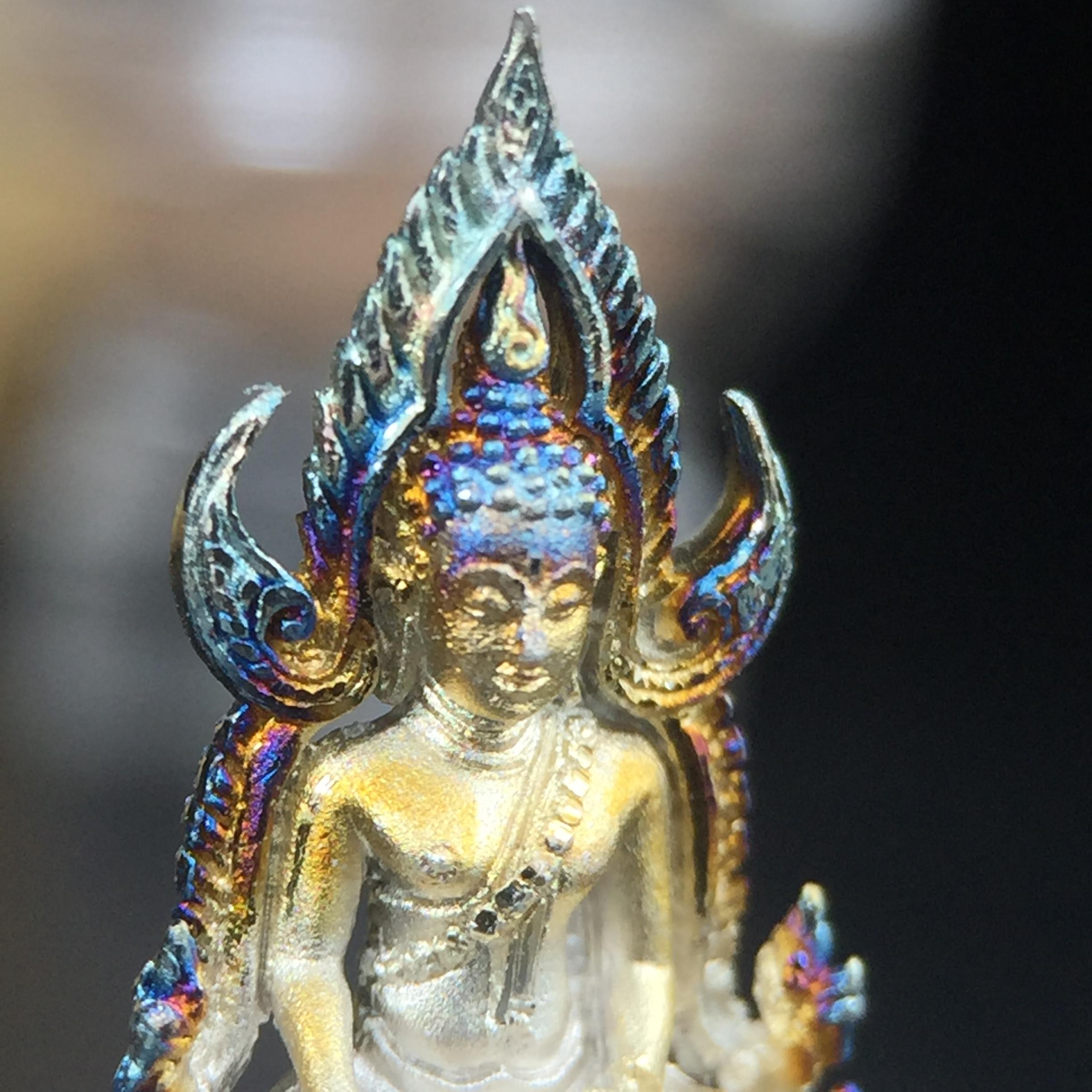 พระพุทธชินราช(จำลอง) ภปร. 84 พรรษา เนื้อเงินชุบทองคำขาว พิมพ์เล็กขนาดหน้าตัก 1/4 นิ้ว (สภาพผิวเดิมสวย ขึ้นสีรุ้งธรรมชาติ แบบนิยม)(พระราชทานมวลสาร จิตรลดาและเส้นพระเจ้า(เส้นผม))พุทธศิลป์ทรงคุณค่าอีกหนึ่งรุ่นยอดนิยม