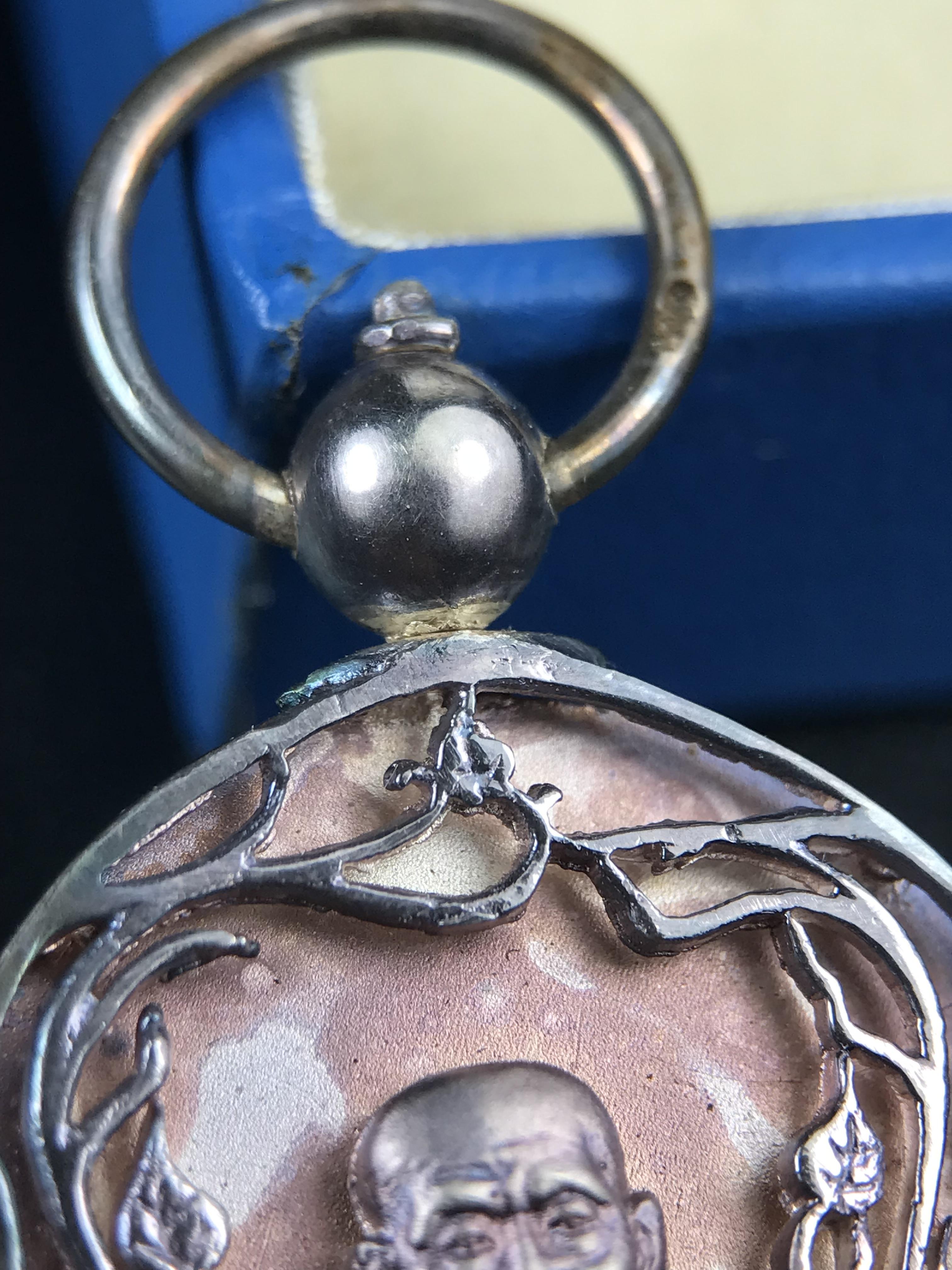 เหรียญหลวงปู่ทวด พระนามาภิไธย สก. แบบงานฉลุโบราณ(HAND MADE) ปี 2544 เนื้อเงิน(ผิวเดิมขึ้นสีรุ้งออกม่วงธรรมชาติสวยมาก) พิธีปลุกเสก ณ อุโบสถวัดช้างให้ และ พิธีมังคลาภิเษก ณ พระอุโบสถ วัดพระศรีรัตนศาสดาราม(วัดพระแก้ว) (1 ใน 2000 เหรียญ)พบเจอน้อยหายากมาก