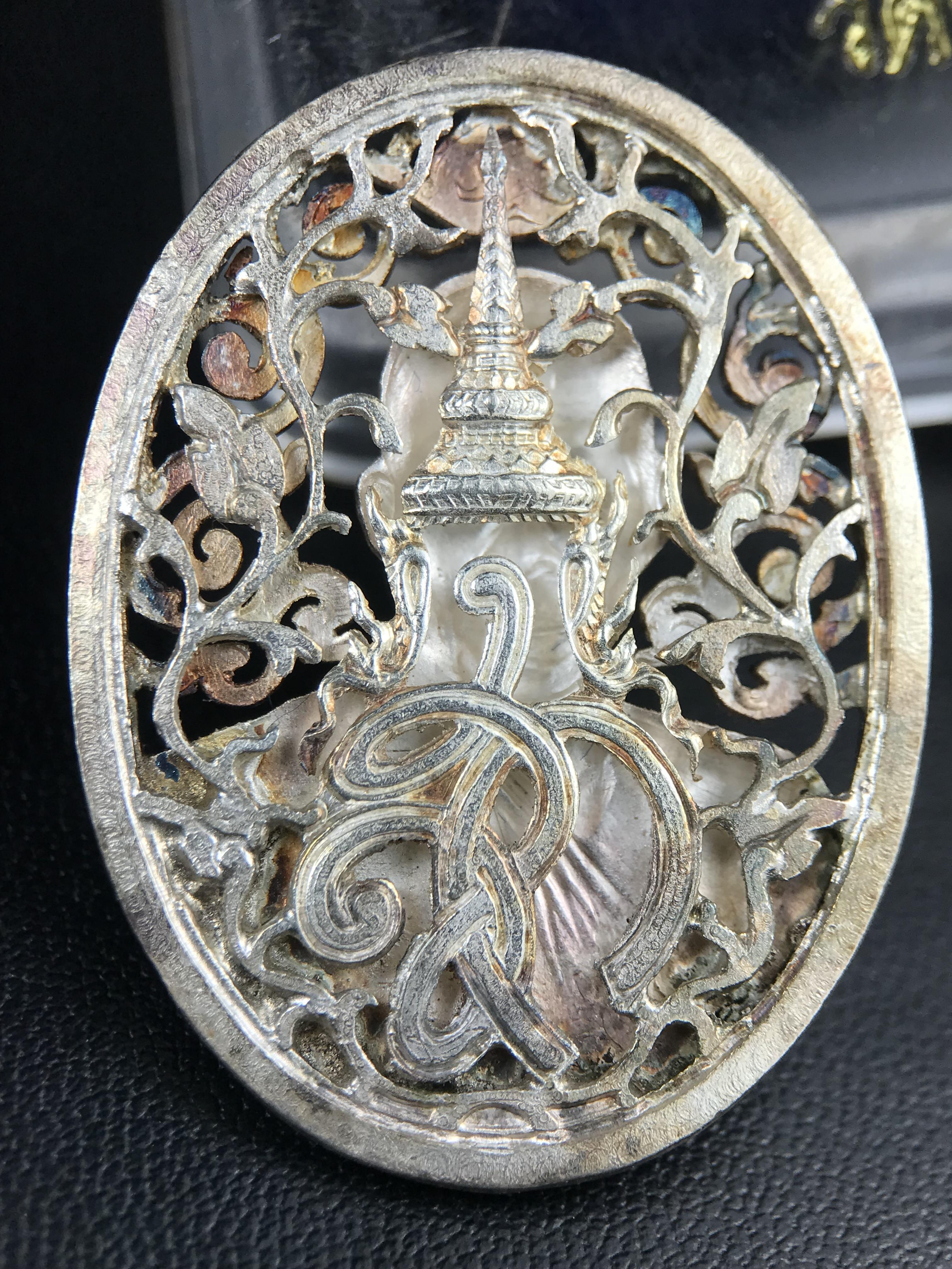 เหรียญหลวงพ่อคูณ ปริสุทโธ วัดบ้านไร่ รุ่น สก. ปี 2536 พิมพ์ลายฉลุ เนื้อเงิน(ผิวเดิมรุ้งสวยมาก) งานมหามงคลเฉลิมพระชนมพรรษา 5 รอบ สมเด็จพระบรมราชินีนาถ จัดสร้างโดย กองพลทหารราบที่๒ ทหารเสือราชินี รักษาพระองค์ (พิธีใหญ่ ประวัติชัดเจน อีกหนึ่งรุ่นยอดนิยม)