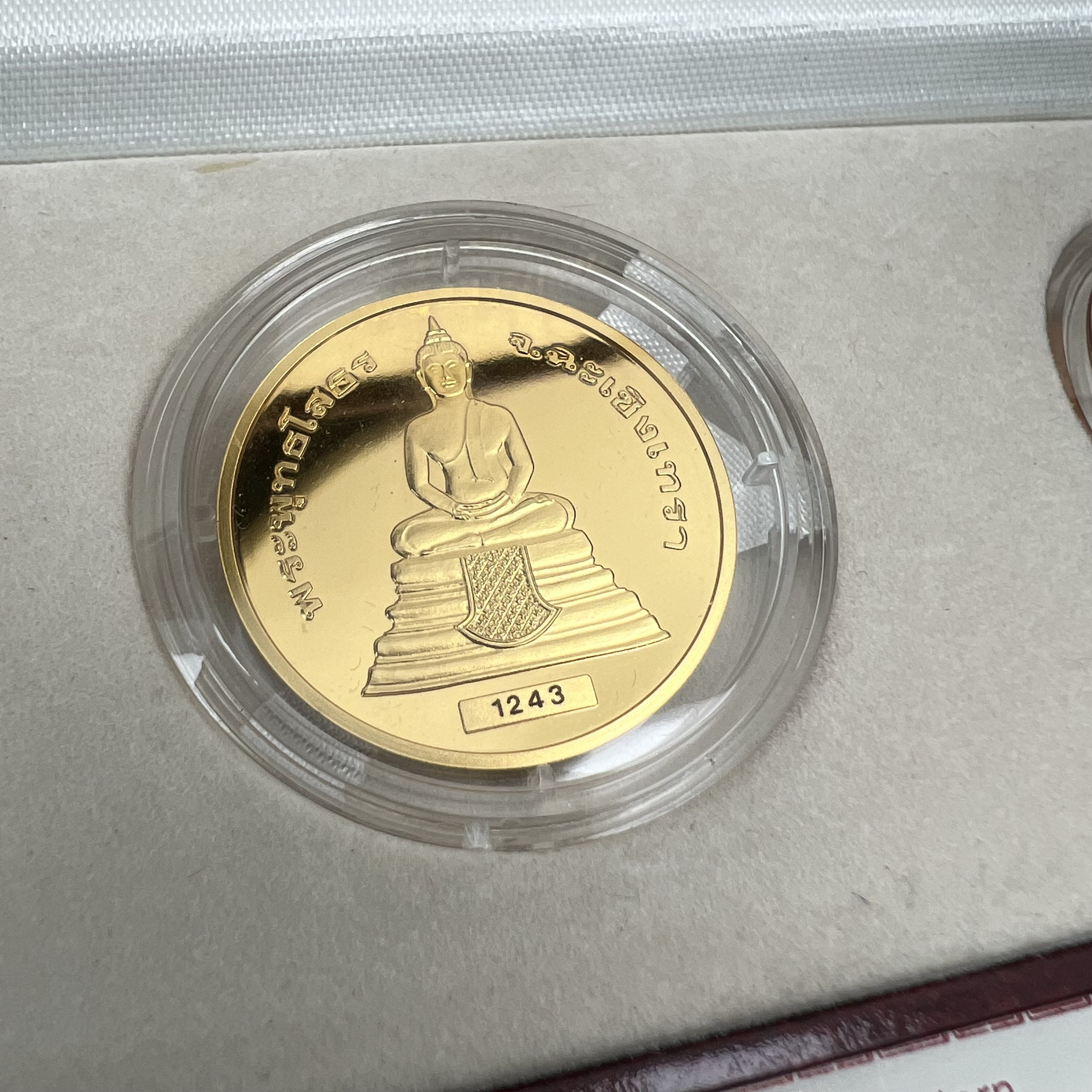 เหรียญพระพุทธโสธร-สมเด็จพระปิยมหาราช รุ่นกาญจนาภิเษก วัดสุทัศน์เทพวราราม ปี2538 ครบชุดสามกษัตริย์ 1 ชุดมี 3 เนื้อ (เงินขัดเงา+กะไหล่ทองขัดเงา+ทองแดงบริสุทธิ์ขัดเงา) ขนาด 27 มม. ครบชุดพิมพ์ใหญ่หมายเลขเดียวกันพร้อมกล่องและใบรับรองเดิม(1ใน 2000 ชุดหายาก)