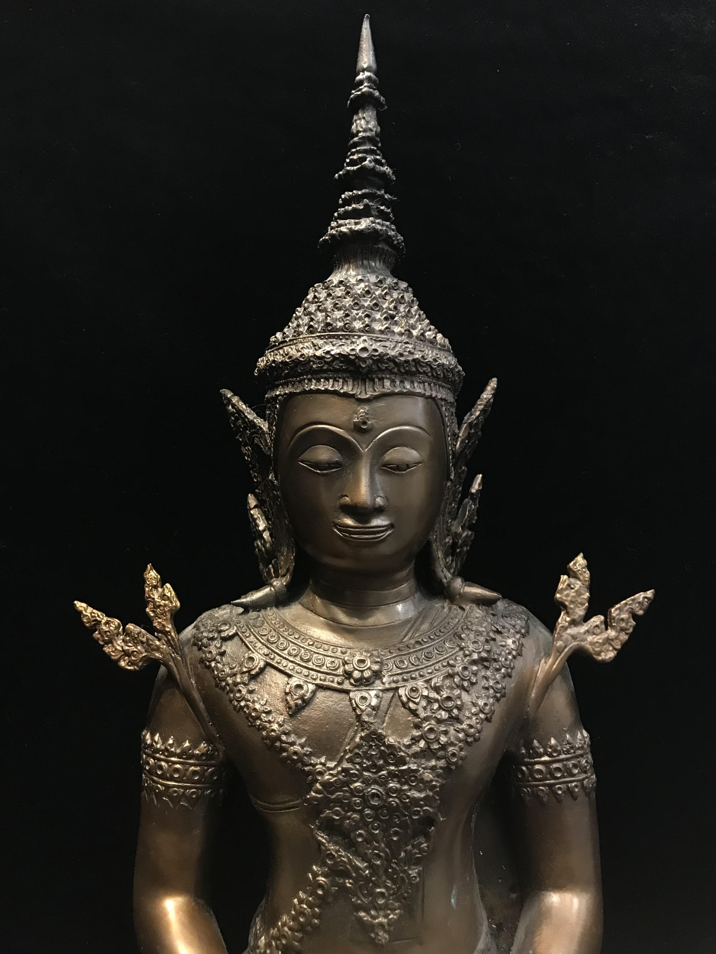 พระพุทธรูปทรงเครื่องจักรพรรดิ(พระแก้วมรกต) ภปร มหามงคลเฉลิมพระชนมพรรษา 84 พรรษา ปี2554 ขนาดหน้าตัก 9นิ้ว(หายาก1ใน500องค์)