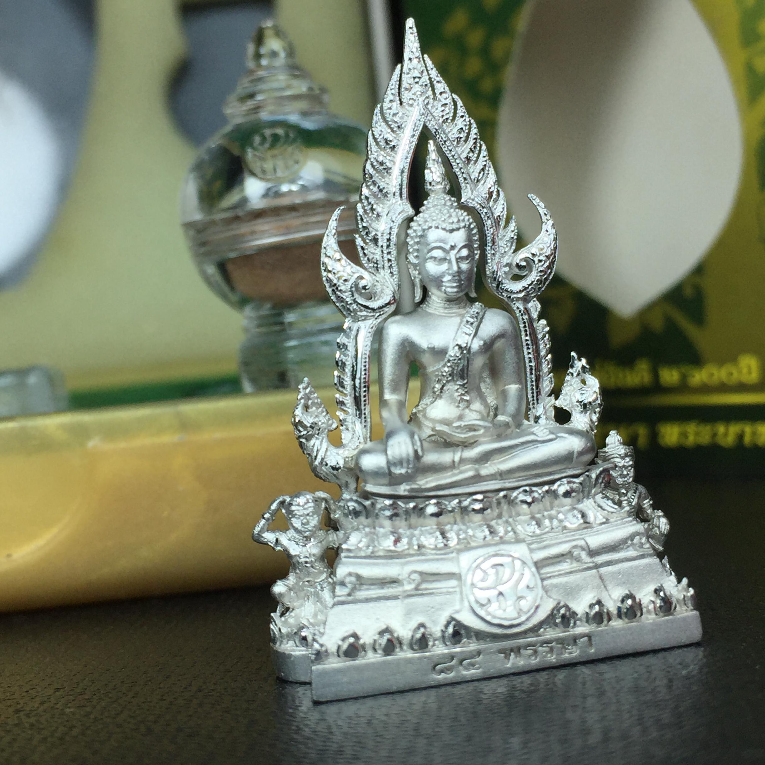 พระพุทธชินราช(จำลอง) ภปร. 84 พรรษา เนื้อเงินชุบทองคำขาว พิมพ์กลางขนาดหน้าตัก 1/2 นิ้ว(1ใน5000องค์) )(พระราชทานมวลสาร จิตรลดาและเส้นพระเจ้า(เส้นผม)รัชกาลที่9)