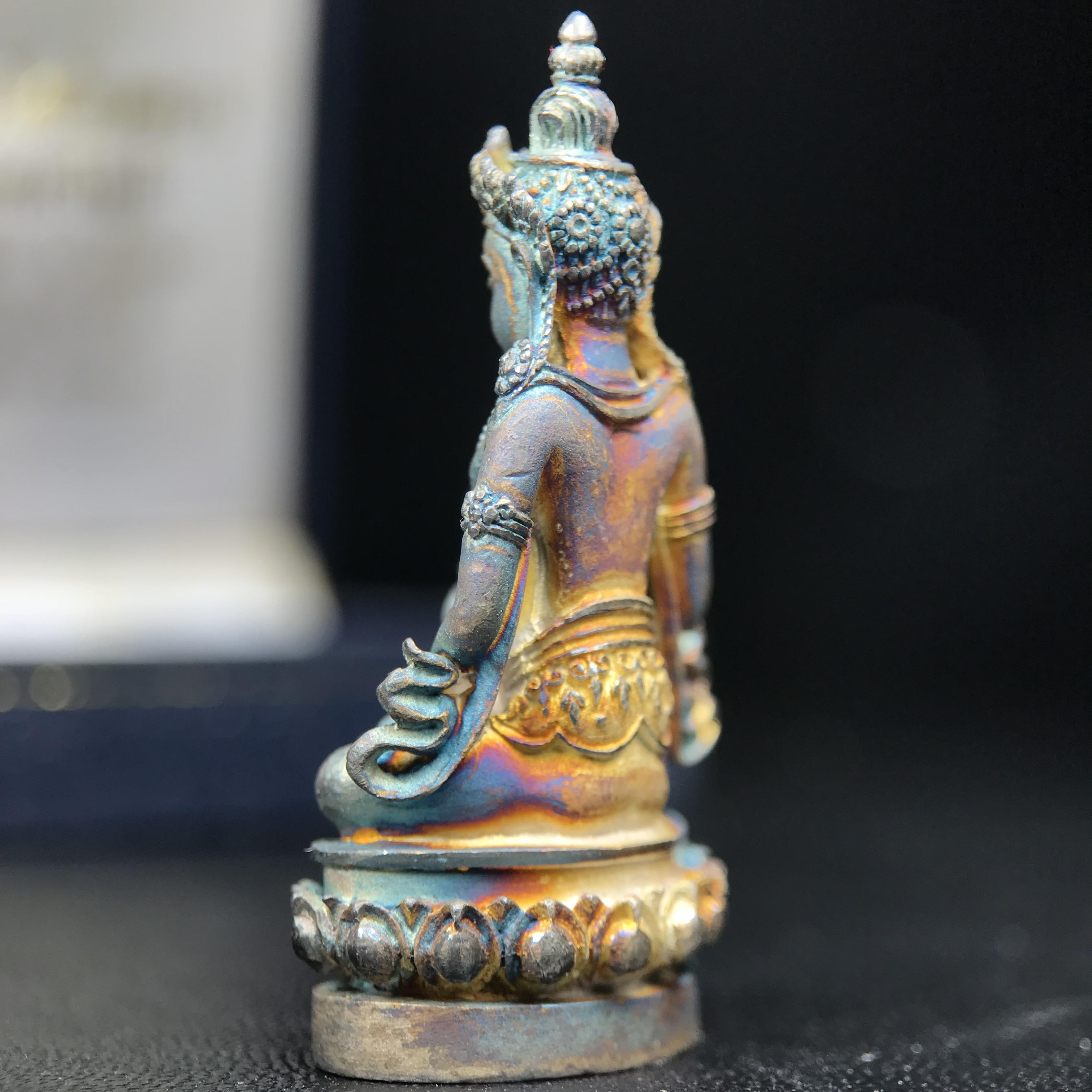 พระกริ่งอวโลกิเตศวร ( เจ้าแม่กวนอิม ) วัดโพธิ์แมนคุณาราม รุ่นอุดมโภคทรัพย์ ปี 2539 เนื้อเงินพ่นทราย(ผิวเดิม ขึ้นสีรุ้งธรรมชาติ แบบนิยม เสน่ห์ของพระเนื้อเงิน)(พร้อมกล่องบรรจุเดิม)(อีกหนึ่งรุ่นยอดนิยม พุทธศิลป์สวยงดงาม)หายาก 1 ใน 5000 องค์*องค์หมายเลข ๓๖๔๒*