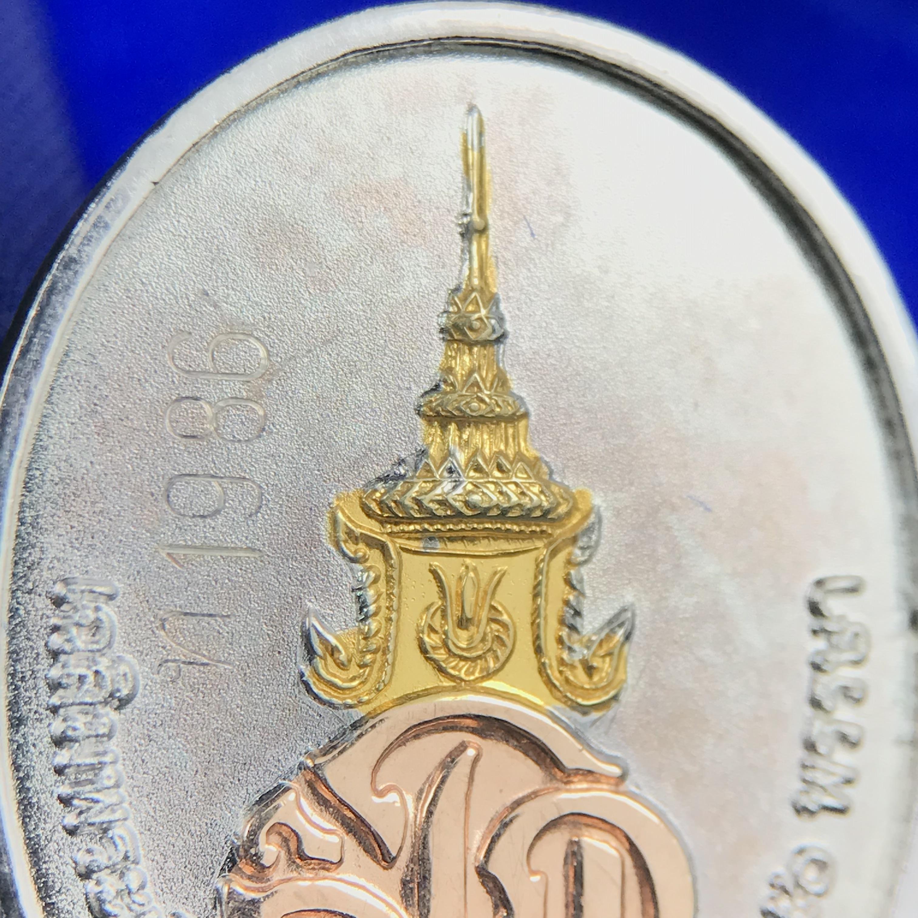 สมเด็จหลวงปู่ทวด วัดช้างให้ รุ่น เฉลิมพระเกียรติ ตราสัญลักษณ์ มวก. พิมพ์รูปไข่เนื้อเงิน-สามกษัตริย์ ปี 2544 พิธีพุทธาภิเษกใหญ่ ณ อุโบสถวัดช้างให้และอุโบสถวัดพระศรีรัตนศาสดาราม ( วัดพระแก้ว )โดยนิมนต์เกจิชื่อดังสายใต้ทั้งหมดจำนวน 108 รูป