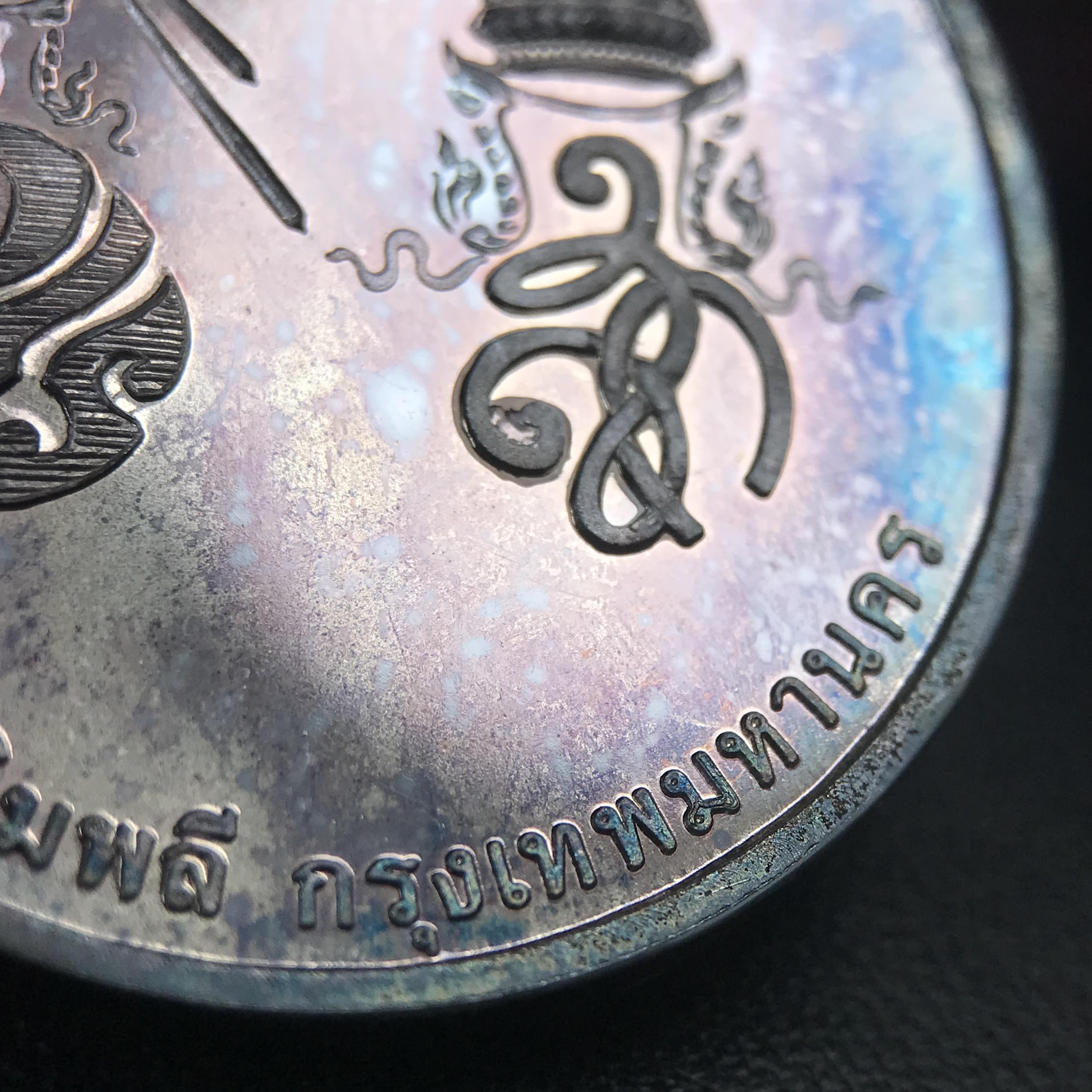 เหรียญรูปเหมือนพระราชสังวราภิมณฑ์(หลวงปู่โต๊ะ)ที่ระลึก ครบ 108 ปี วัดประดู่ฉิมพลี ปี 2538 ด้านหลังพระราชทานพระนามาภิไธยย่อ ภปร. และ สก. เนื้อเงินขัดเงา เหรียญกลมใหญ่ขนาด 3.5 ซม.สภาพสวยเดิมกล่องบรรจุเดิมครบสมบูรณ์และหายาก***สภาพผิวสวยเดิม ขึ้นรุ้งๆ สวยมาก*