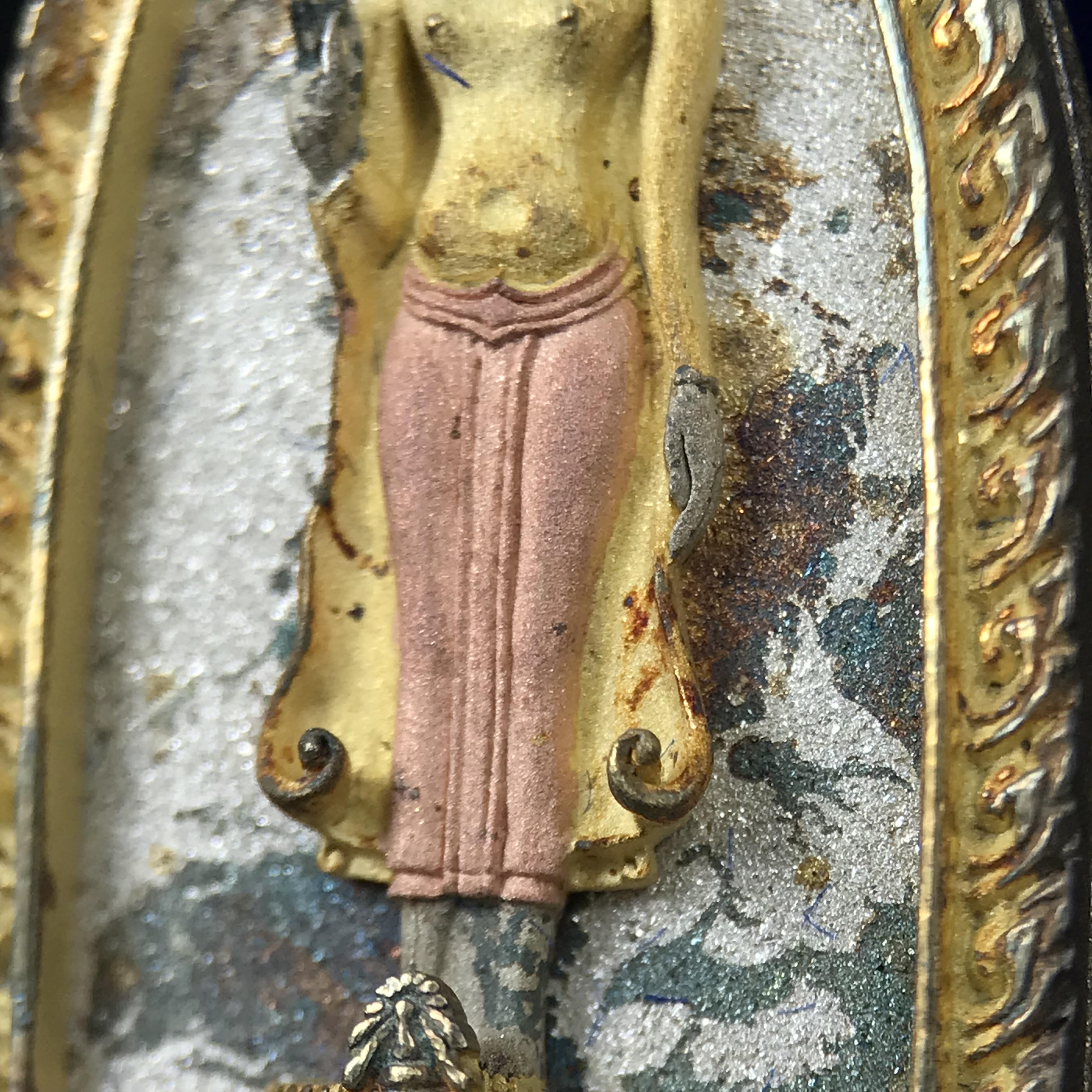 พระพุทธกาญจนพรสยามภูมิ ภปร. ปี 2539 เนื้อเงินสามกษัตริย์พื้นทรายประกาย(ผิวเดิมสวย) พิมพ์ทรงใบขนุน ขนาด3.2ซม. พระพุทธรูปประจำพระชนมวาร รัชกาลที่9 จัดสร้างในวโรกาสทรงครองสิริราชสมบัติครบ50ปี(องค์หมายเลขมหามงคลเลข ๙๙๙(เจริญก้าวหน้าในทุกด้าน)(1 ใน 5000 องค์)