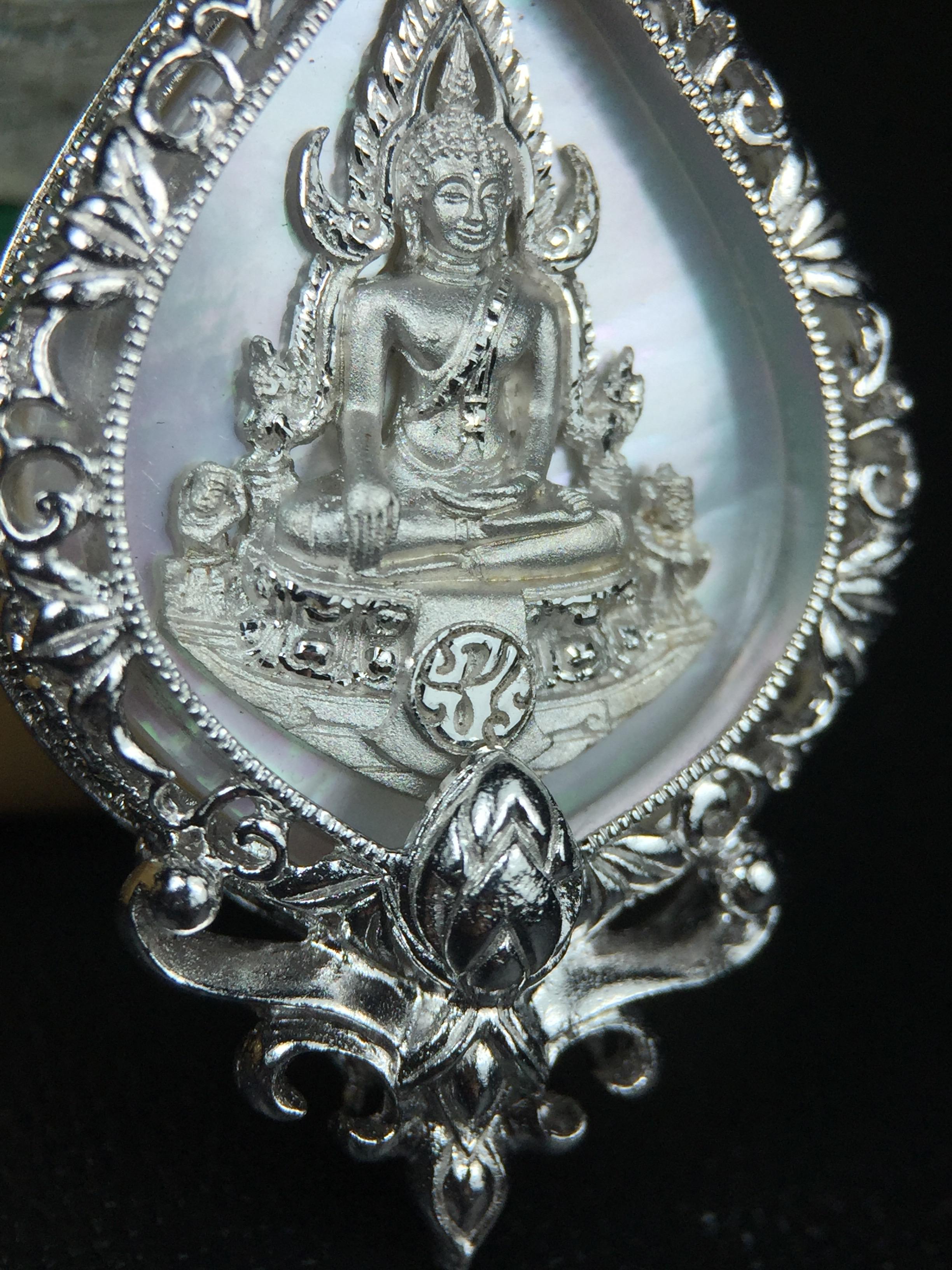 พระพุทธชินราช(จำลอง) ภปร. 84 พรรษา ทรงหยดน้ำ เนื้อเงินชุบทองคำขาว ขนาด 20*36 มม. (พระราชทานมวลสาร จิตรลดาและเส้นพระเจ้า(เส้นผม)รัชกาลที่9)พุทธศิลป์ทรงคุณค่าอีกหนึ่งรุ่นยอดนิยม งดงาม ทรงคุณค่า หายาก