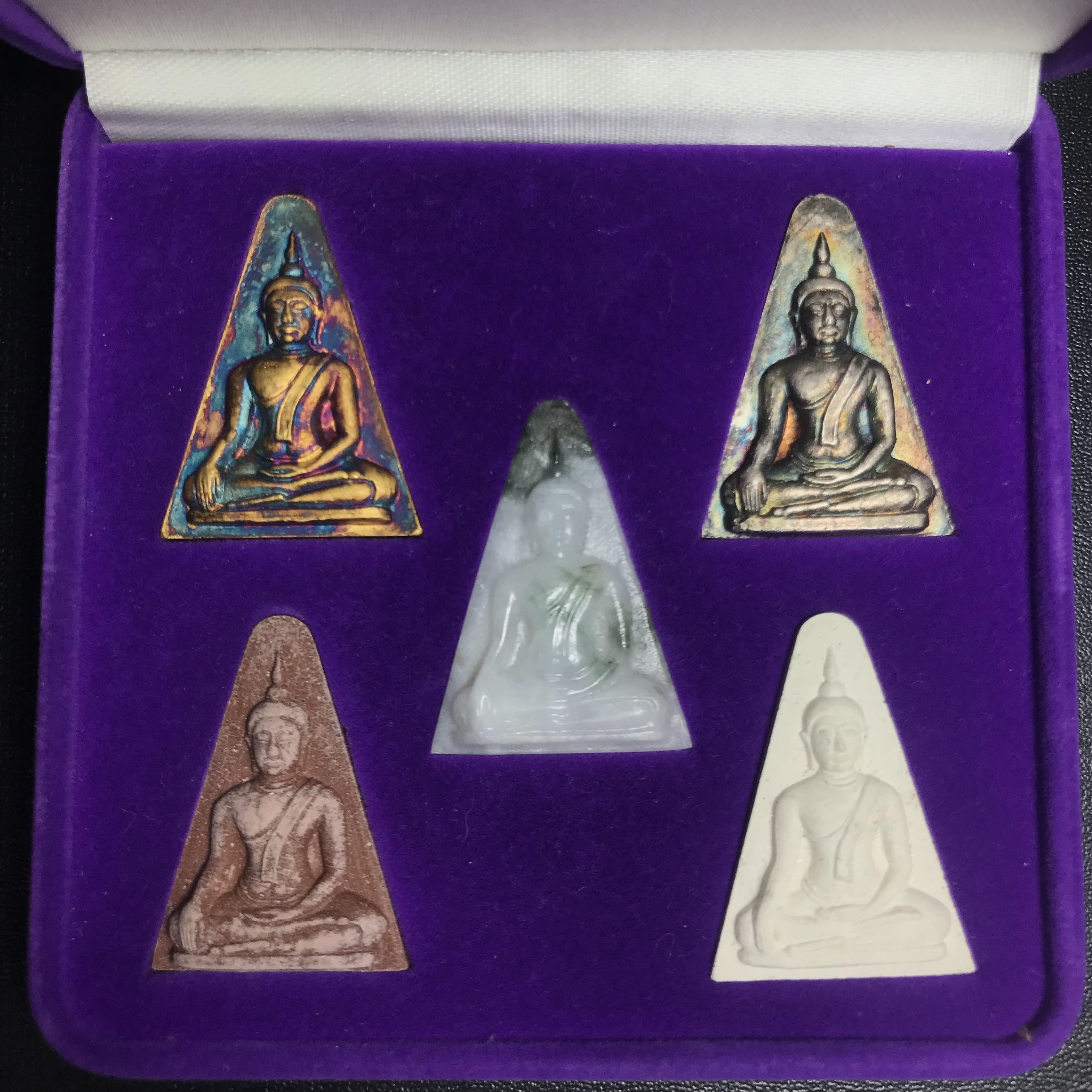 พระนางพญาเสน่ห์จันทร์ สธ. สร้างในวโรกาสทรงเจริญพระชนมายุ 50 พรรษา สมเด็จพระเทพฯ พ.ศ.2548 ชุดพิเศษ (1 ใน 5000 ชุด)หายาก