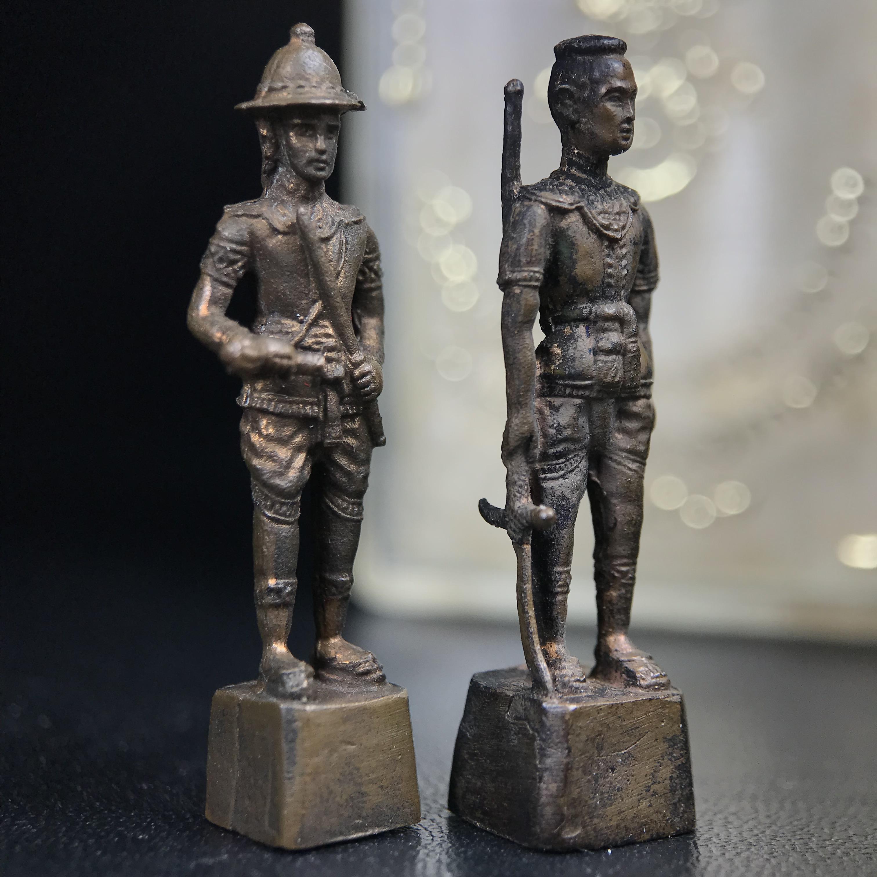 พระกริ่งสมเด็จพระนเรศวร-พระกริ่งสมเด็จพระเอกาทศรถ กองทัพภาคที่3จัดสร้าง ปี2517 เนื้อนวโลหะครบชุด 2องค์กล่องบรรจุเดิมครบสมบูรณ์(หายาก)(1ใน 300ชุด)(ในหลวง ร.9 เสด็จในพิธี)ปลุกเสกโดยพระคณาจารย์ชื่อดังในยุคนั้น7วัน7คืน(หลวงปู่โต๊ะ วัดประดู่ฉิมพลี ร่วมปลุกเสก)