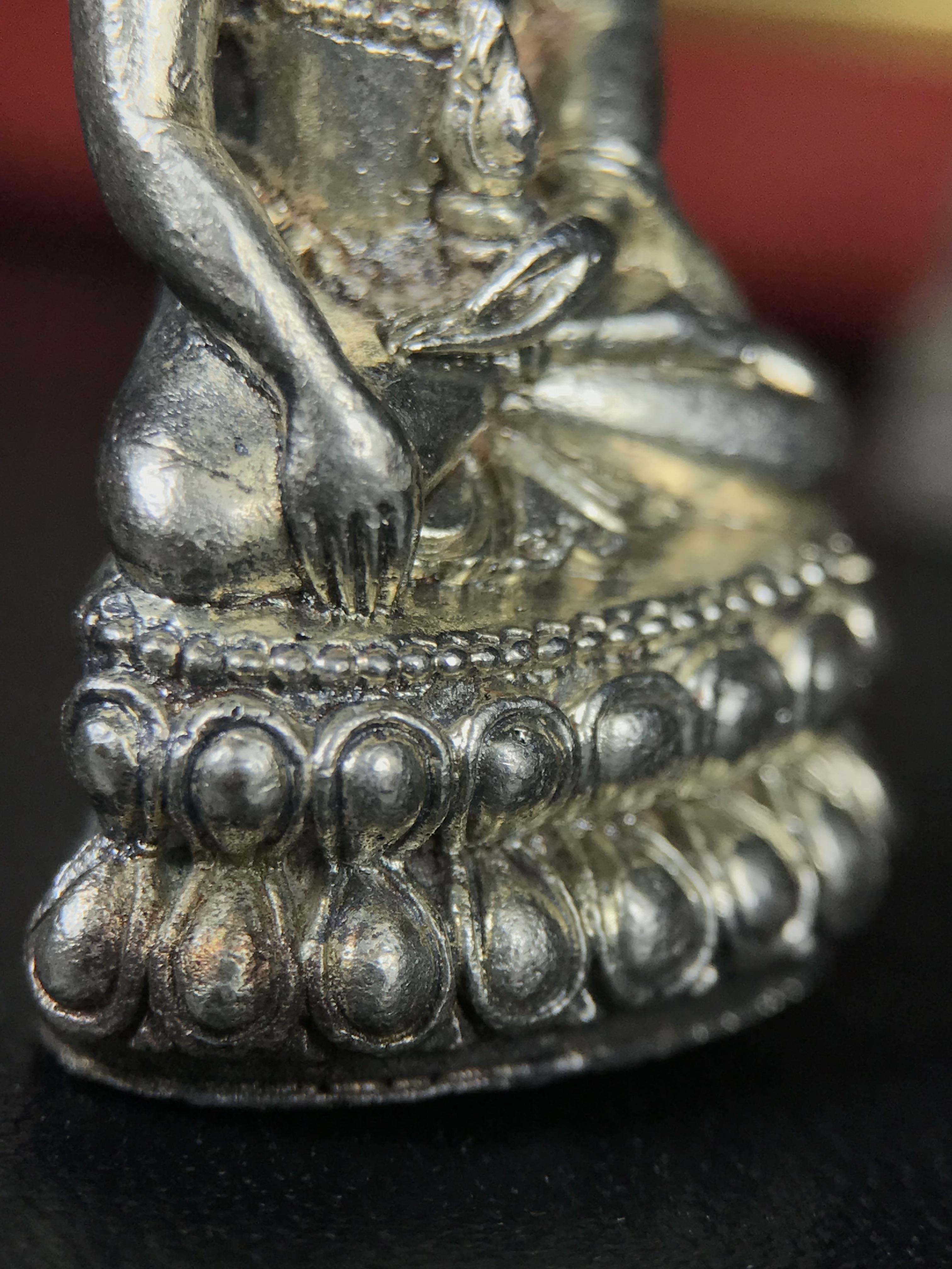 พระกริ่งฉลองพระชนมายุครบ 7 รอบ 84 พรรษา สมเด็จพระสังฆราช(วาสน์) วัดราชบพิธ พ.ศ.2525 เนื้อเงิน ผิวเดิมขึ้นน้ำทองสภาพสวยมาก ในกล่องชุดพิเศษกรรมการ พร้อมพระชัยวัฒน์ เนื้อนวโลหะ ครบชุดสมบูรณ์(งานแกะแม่พิมพ์โดย นายช่างเกษม มงคลเจริญ)(หายาก)