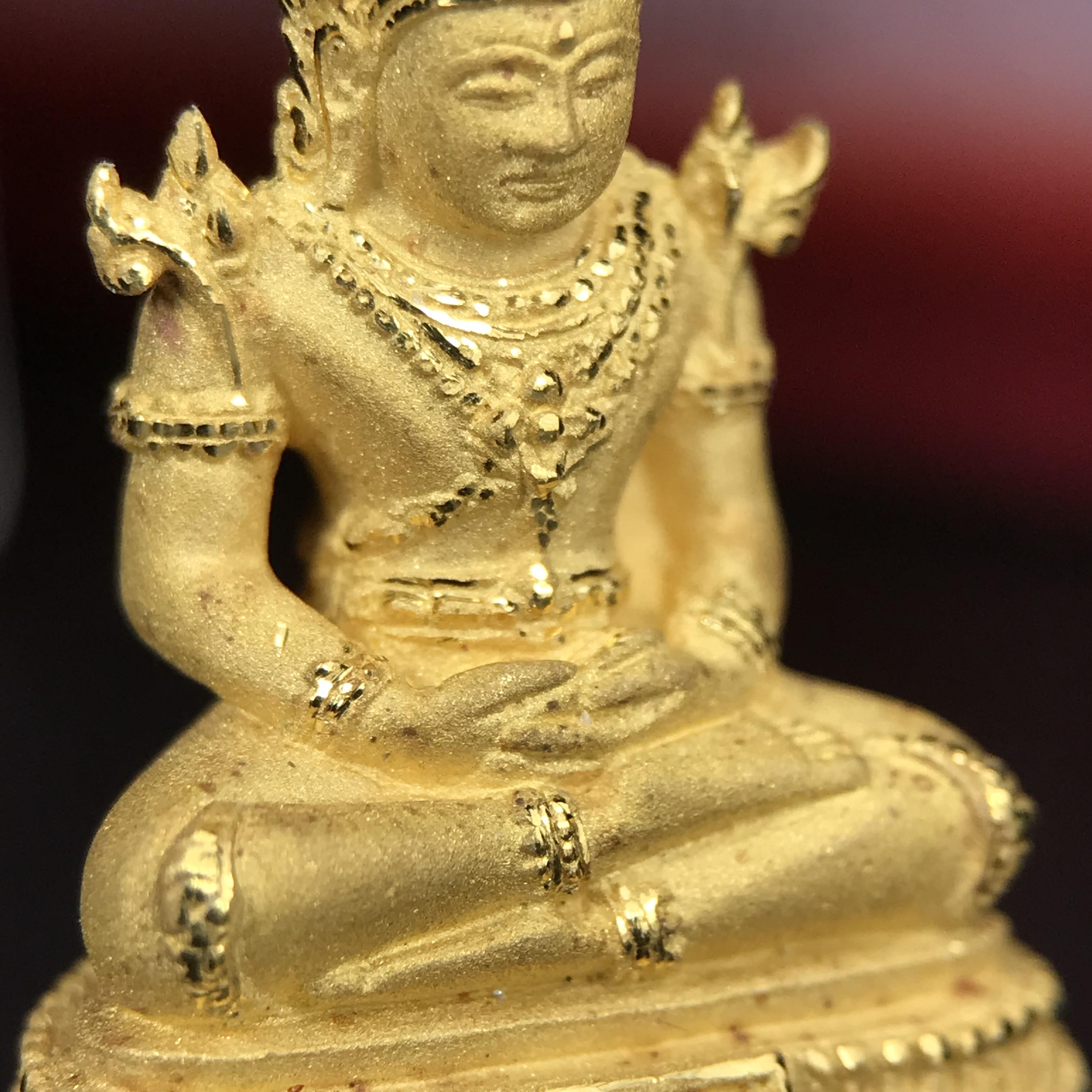 พระแก้วมรกต ภปร.(รุ่นแรก) ปี2545 รุ่นฉลองกรุงรัตนโกสินทร์ครบ 220 ปี พิมพ์ลอยองค์ใหญ่ เนื้อทองคำบริสุทธิ์ 96.5%(15.2 กรัม) ขนาด 19*35 มม.ครบสมบูรณ์(องค์หมายเลข ๓๓)(เลขคู่สวย)สุดยอดมงคลแผ่นดินที่ควรเก็บรักษา บูชาเป็นมงคลชีวิต(สวยงามและหายากมาก)(1ใน1000องค์)