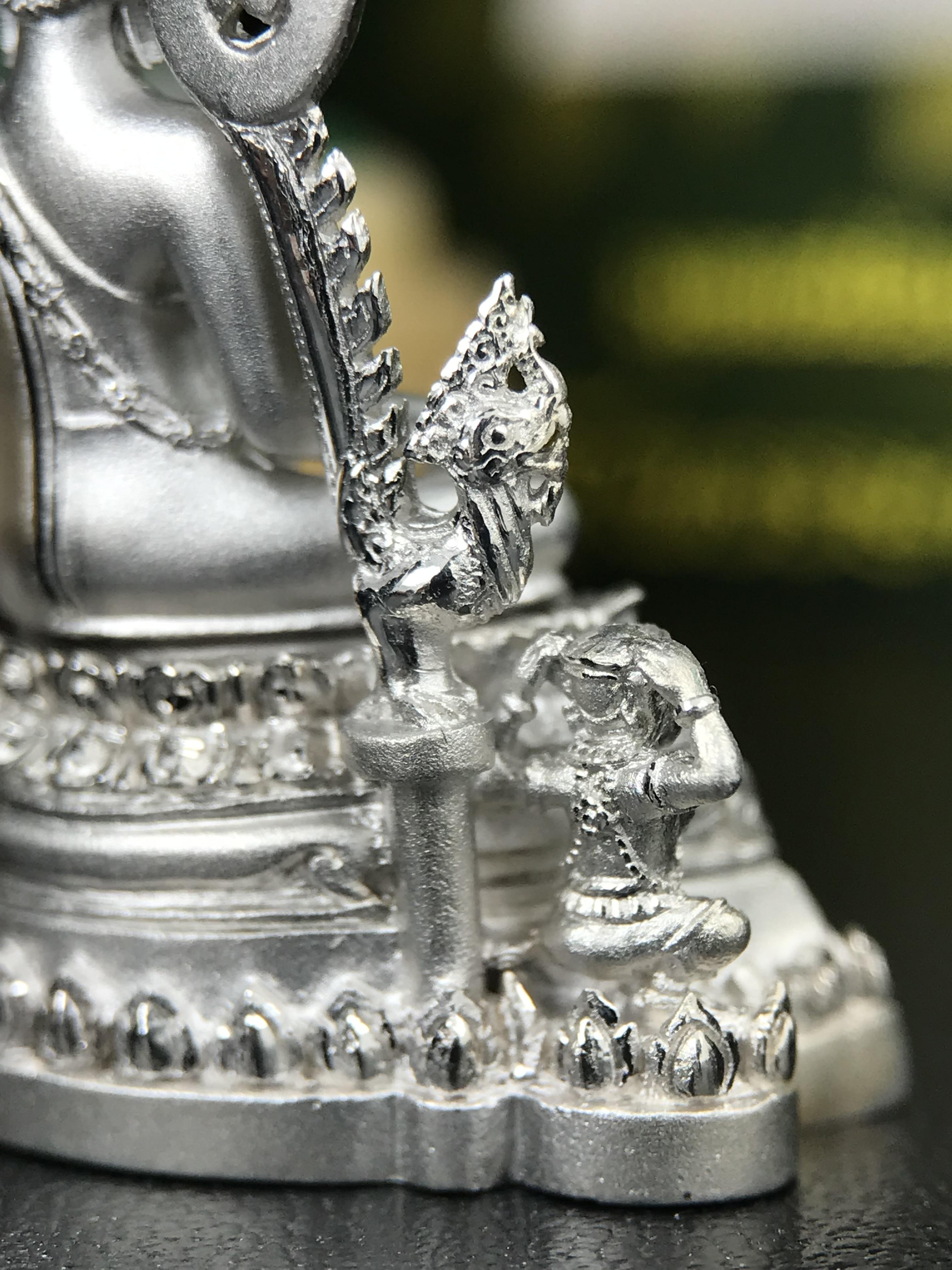 พระพุทธชินราช ภปร. 84 พรรษาในหลวงรัชกาลที่ 9 ปี 2554 พิมพ์กลางขนาดหน้าตัก 1/2 นิ้ว(สูง 3.8 ซม.) เนื้อเงินชุบทองคำขาว(สภาพผิวเดิมสวย) (พระราชทานมวลสาร จิตรลดาและเส้นพระเจ้า(เส้นผม)รัชกาลที่9)พุทธศิลป์ทรงคุณค่าอีกหนึ่งรุ่นยอดนิยม(องค์หมายเลข ๒๔๐๐)