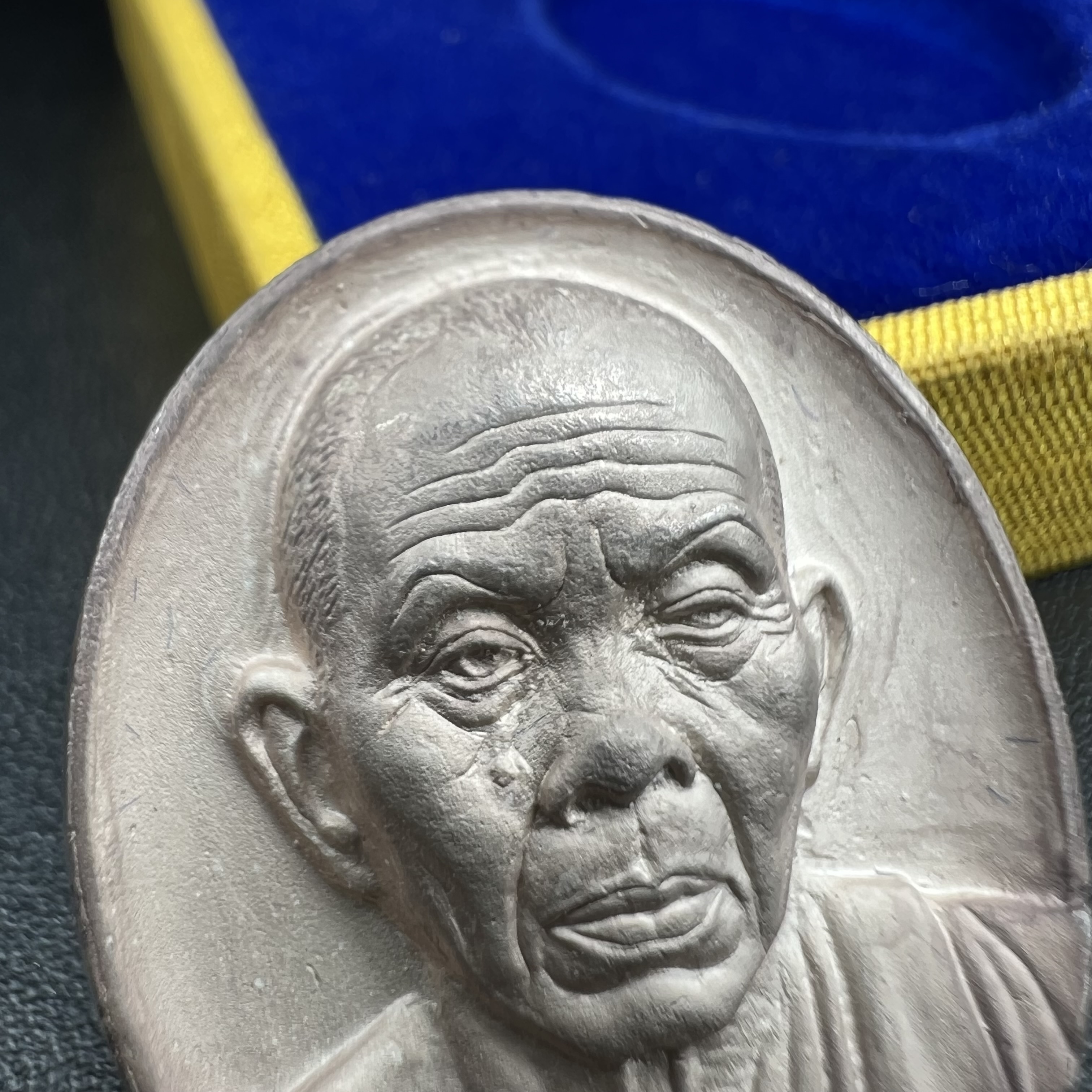 เหรียญรูปเหมือนพระญาณวิทยาคมเถร (หลวงพ่อคูณ ปริสุทโธ)ชุดกาญจนาภิเษกครองราชย์ครบ 50 ปี เนื้อเงิน วัดบวรนิเวศวิหาร ปี พ.ศ. 2538(จัดสร้างได้เหมือนหลวงพ่อคูณมาก มีรายละเอียดและความคมชัดสูง ลูกศิษย์ท่านไม่ควรพลาด วิจิตรศิลป์และพุทธศิลป์งดงาม)พิธีใหญ่