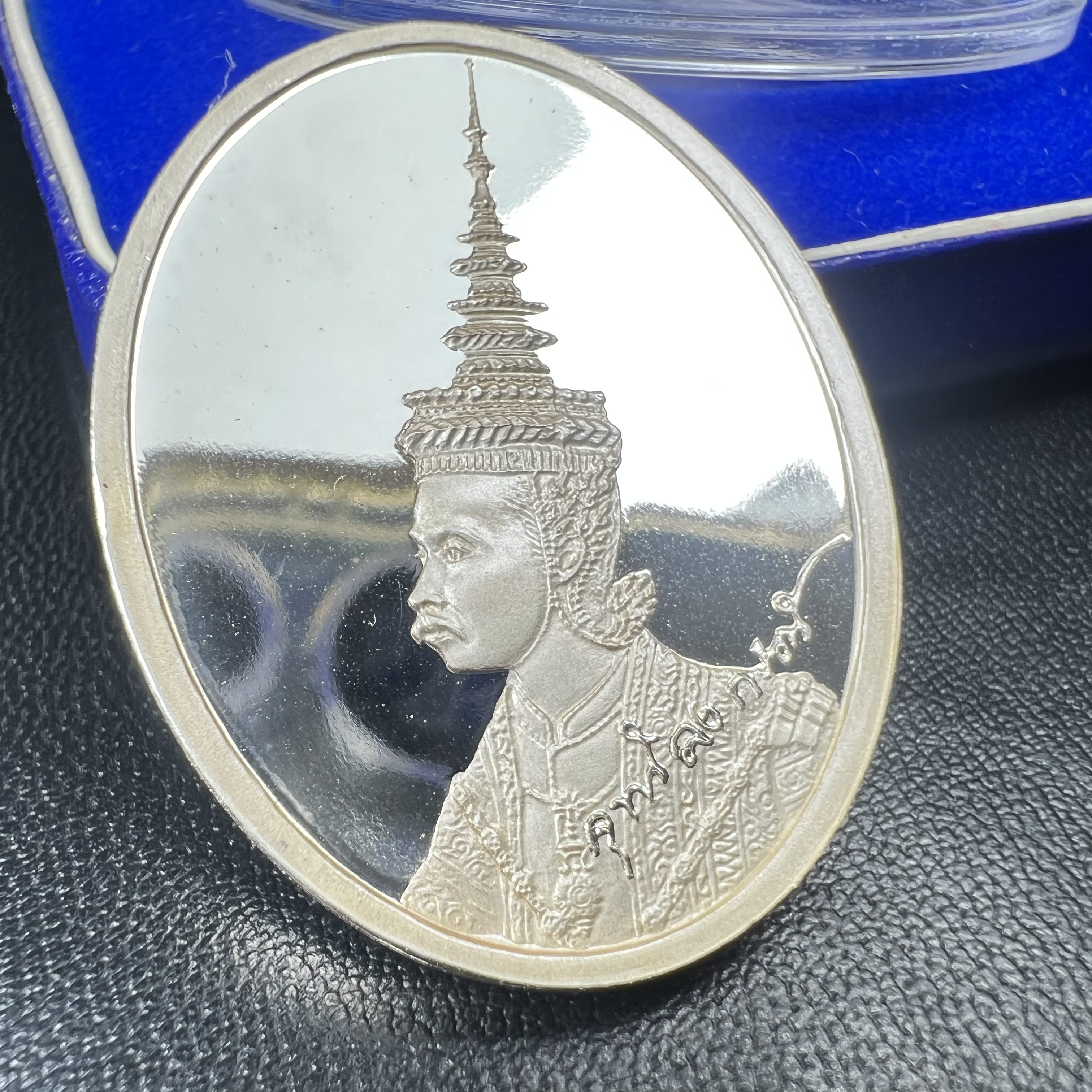 เหรียญ พระปิยมหาราช ที่ระลึกสร้างพระบรมราชานุสาวรีย์ รัชกาลที่ 5 สุพรรณบุรี พ.ศ.2541เนื้อเงินขัดเงา ตอกโค๊ตหมายเลข 447 พร้อมกล่องบรรจุเดิม(วาระหายากพบเจอน้อย)