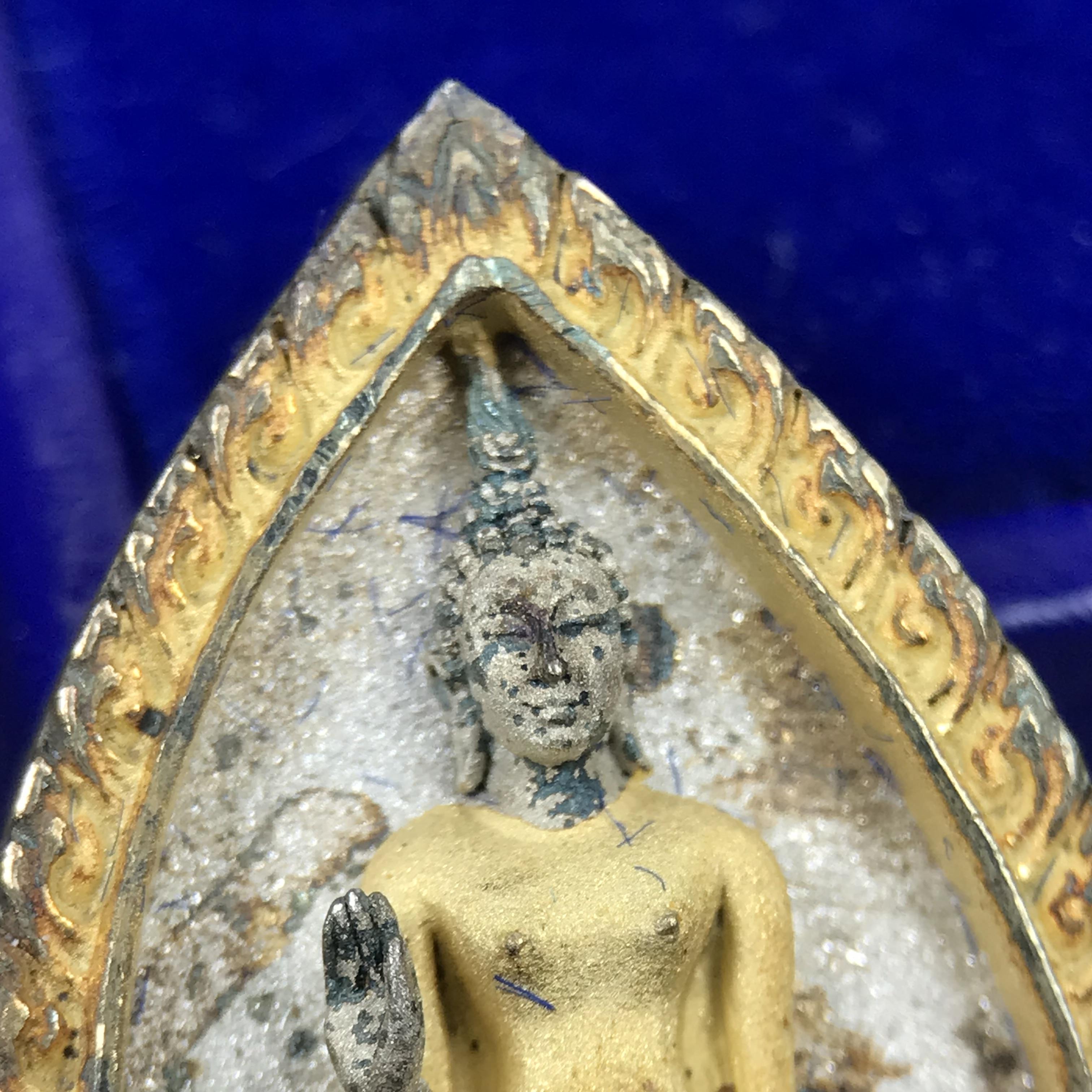 พระพุทธกาญจนพรสยามภูมิ ภปร. ปี 2539 เนื้อเงินสามกษัตริย์พื้นทรายประกาย(ผิวเดิมสวย) พิมพ์ทรงใบขนุน ขนาด3.2ซม. พระพุทธรูปประจำพระชนมวาร รัชกาลที่9 จัดสร้างในวโรกาสทรงครองสิริราชสมบัติครบ50ปี(องค์หมายเลขมหามงคลเลข ๙๙๙(เจริญก้าวหน้าในทุกด้าน)(1 ใน 5000 องค์)