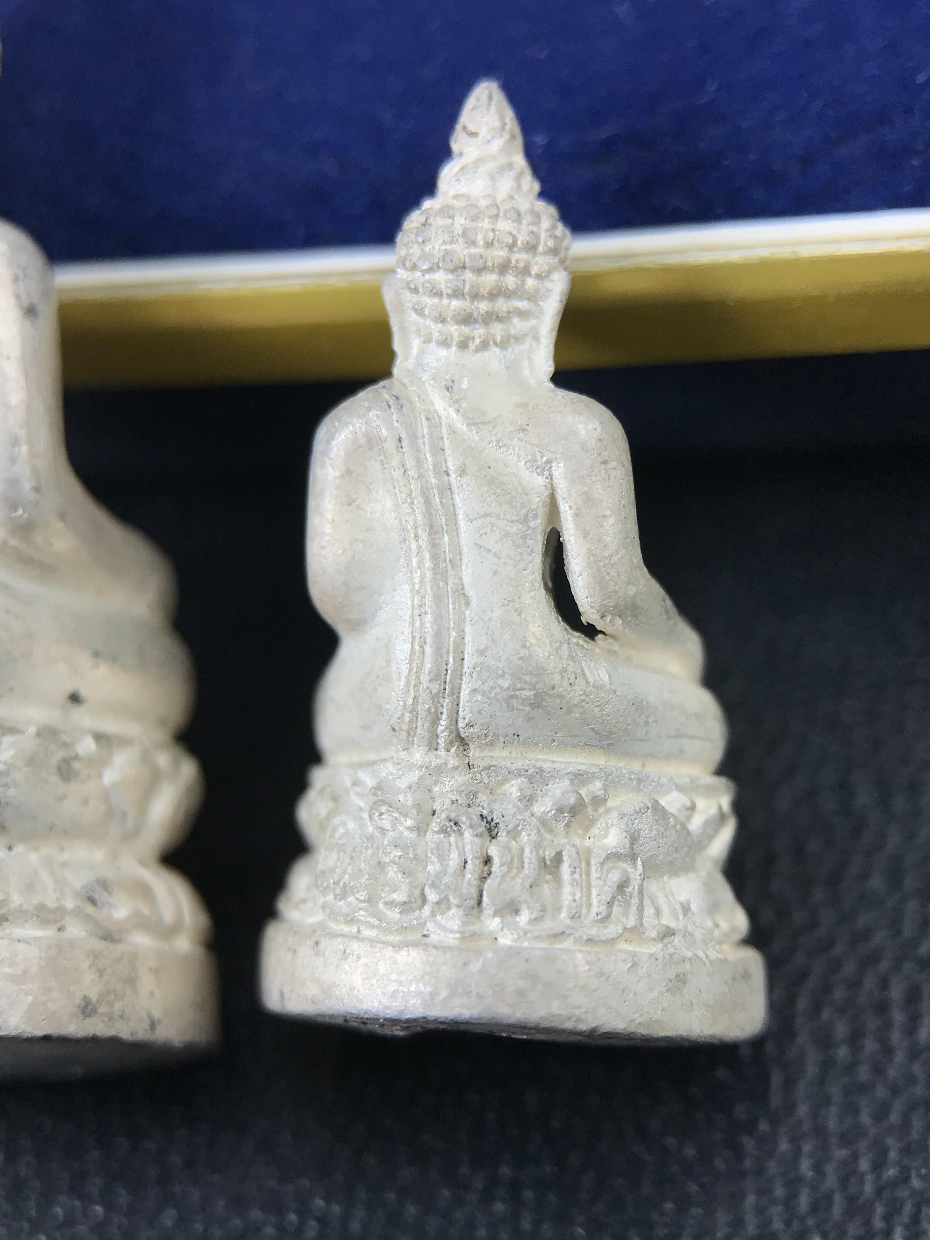 พระกริ่ง-พระชัยวัฒน์ ไพรีพินาศ ญสส.รุ่น นวฤทธิ์โภคทรัพย์ ปี 2544 อุดผงพุทธคุณ บรรจุมวลสารจิตรลดา และเส้นพระเกศาของสมเด็จพระญาณสังวร พระสังฆราชฯ พร้อมกล่องบรรจุเดิม เนื้อเงิน ก้นทองคำ(พิมพ์กรรมการ)ชุดหมายเลข ๒(1ใน 89 ชุด) หายากพบเจอน้อยมาก