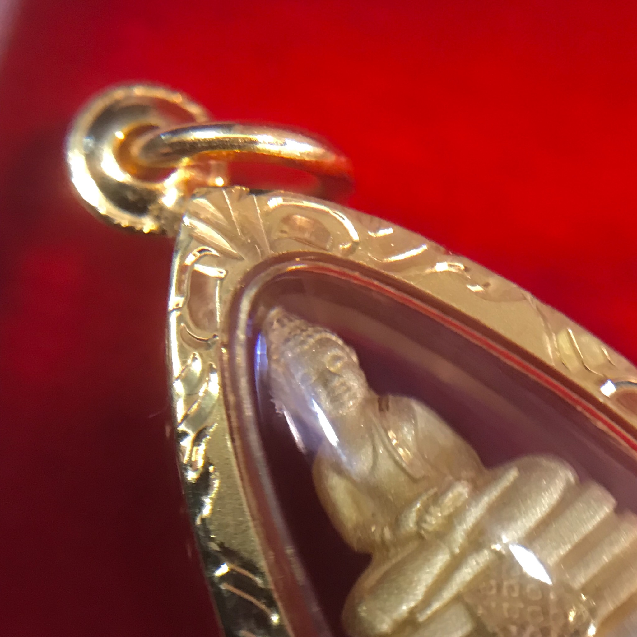 หลวงพ่อโสธร รุ่นดวงชะตาคู่ชีวิต ปี2547 วัดโสธรวรารามวรวิหาร พิมพ์รูปหล่อจิ๋ว เนื้อทองคำ มาพร้อมเลี่ยมกรอบทองคำแท้ อย่างดี พร้อมกล่องเดิมจากทางวัด