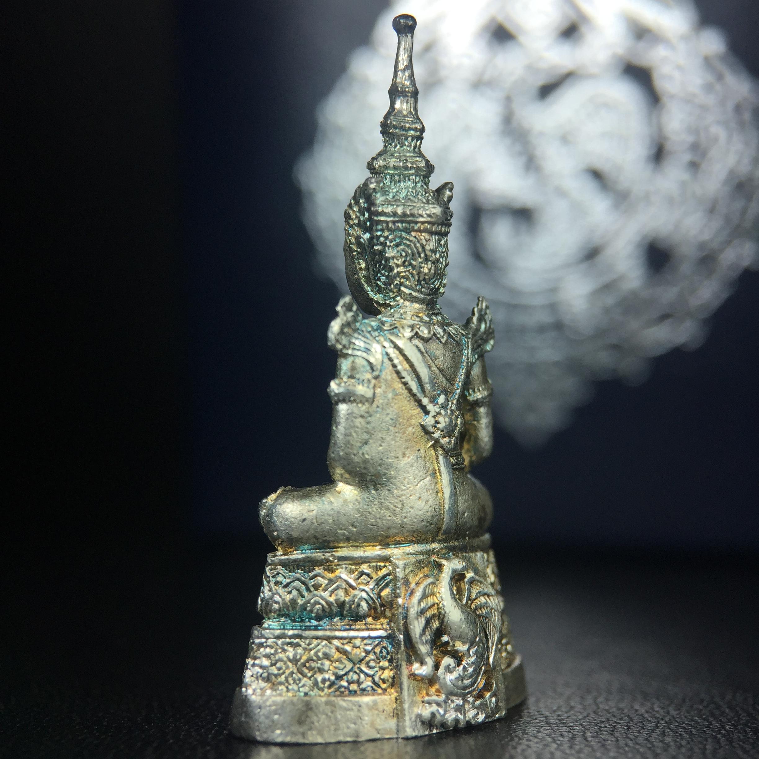 พระแก้วมรกต กรมสรรพสามิตจัดสร้างขึ้นเนื่องในโอกาสครบรอบ 64 ปีของกรมสรรพสามิต และเนื่องในวโรกาสที่พระบาทสมเด็จพระเจ้าอยู่หัวทรงครองราชย์ครบ50ปีเมื่อ พ.ศ.2539 เนื้อเงินทรายนวลขัดเงา(ผิวเดิมๆขึ้นสีรุ้งธรรมชาติสวย(สเน่ห์พระเนื้อเงินสีสันที่ธรรมชาติสรรค์สร้าง)