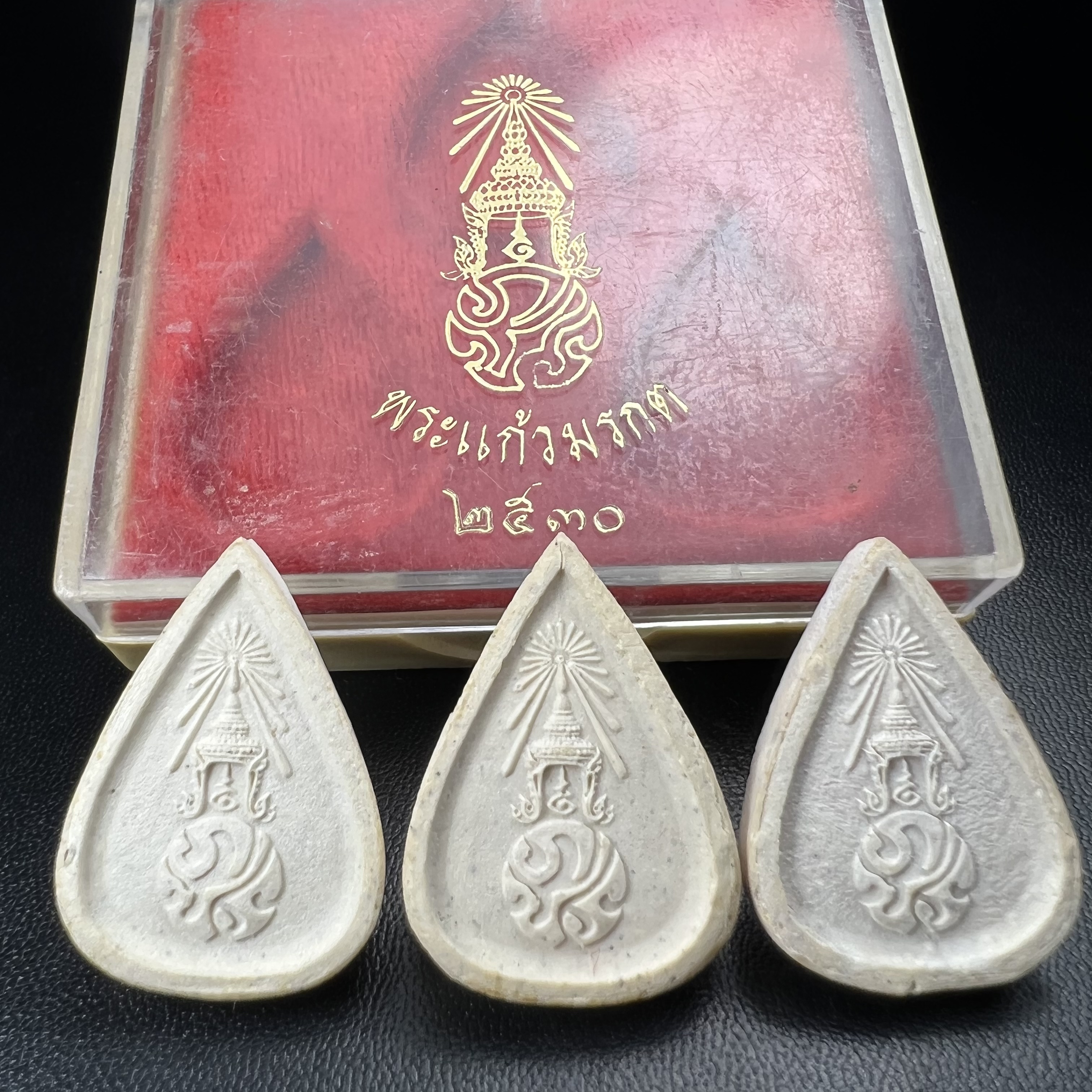 พระแก้วมรกต หลัง ภปร. เนื้อผง ปี2530 พระดี พิธีใหญ่ ประกอบพิธีพุทธาภิเษกพร้อมกับพิธีพระกริ่งปวเรศ ปี2530 วัดบวรนิเวศและวัดพระแก้ว(ครบชุดสามฤดูกล่องเดิมครบ)หายาก