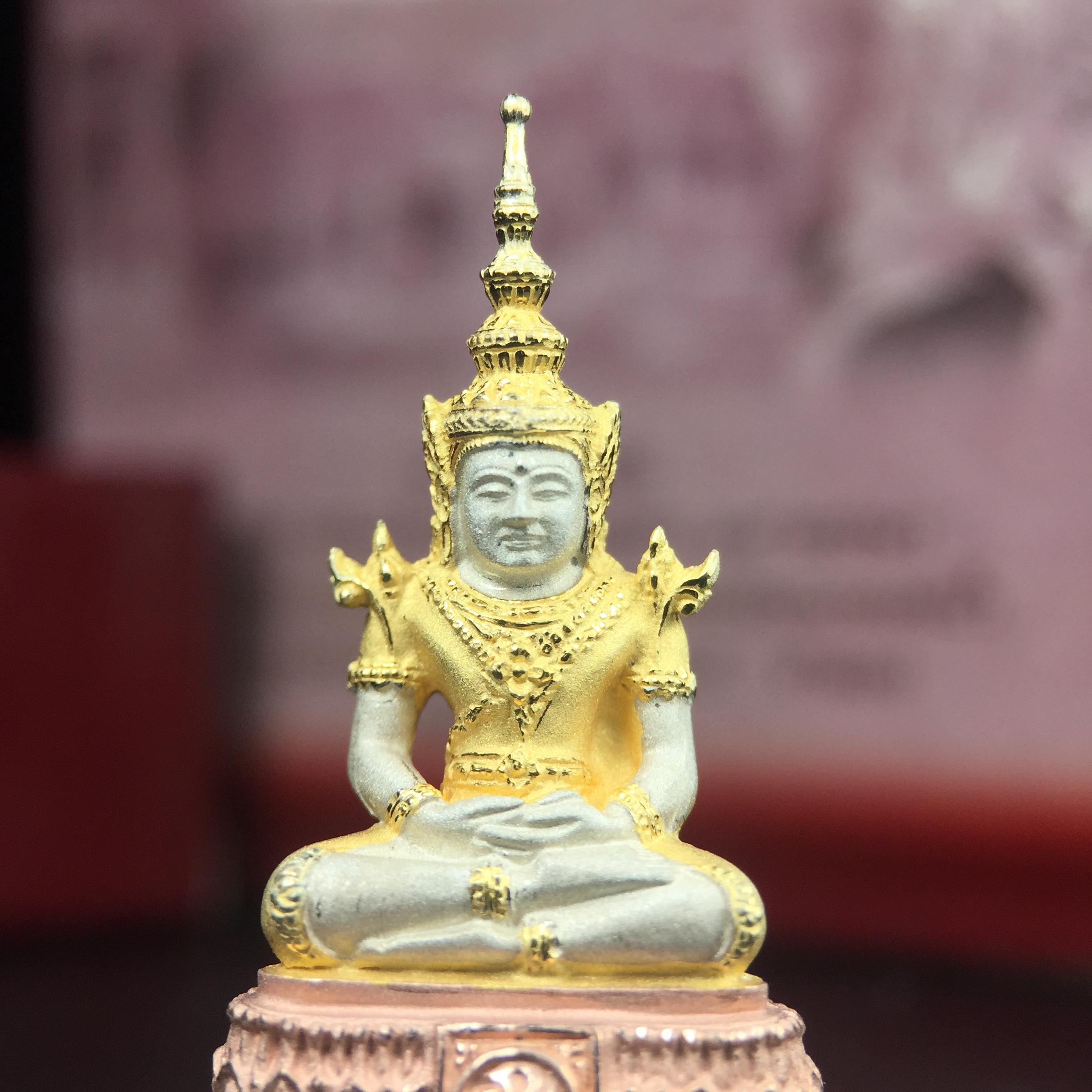 พระแก้วมรกต ภปร.(รุ่นแรก) ปี2545 รุ่นฉลองกรุงรัตนโกสินทร์ครบ 220 ปี พิมพ์ลอยองค์ใหญ่ เนื้อเงินบริสุทธิ์ 92.5% (สามกษัตริย์) ขนาด 19*35 มม. พร้อมกล่องบรรจุเดิม สวยครบสมบูรณ์