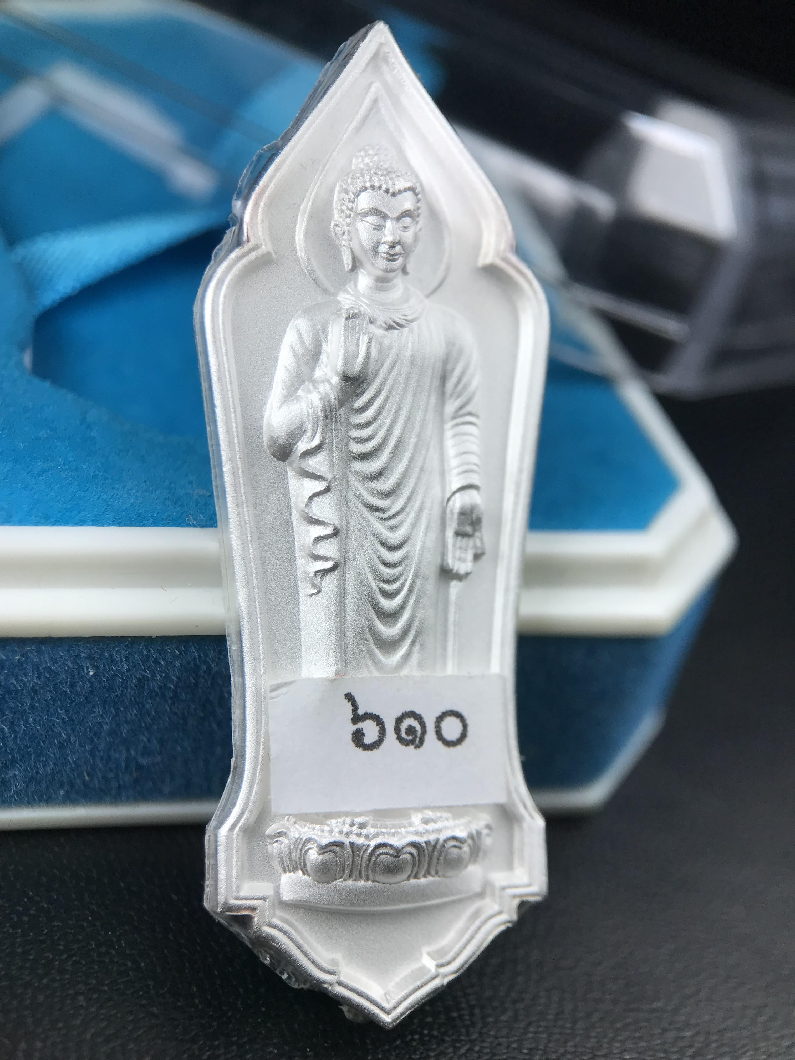 เหรียญที่ระลึกพระพุทธเมตตาประชาไทยไตรโลกนาถคันธารราฐอนุสรณ์ หลัง ภปร. และ สก. วัดทิพย์สุคนธาราม จ.กาญจนบุรี ปี 2558 เนื้อเงิน 99.99% ขนาดสูง 4.6 ซม. ที่ระลึก ร.9 พระชนมพรรษาครบ 7 รอบ และ สมเด็จพระราชินี พระชนมพรรษา 80 พรรษา พิธีใหญ่(หายาก1 ใน 999 เหรียญ)