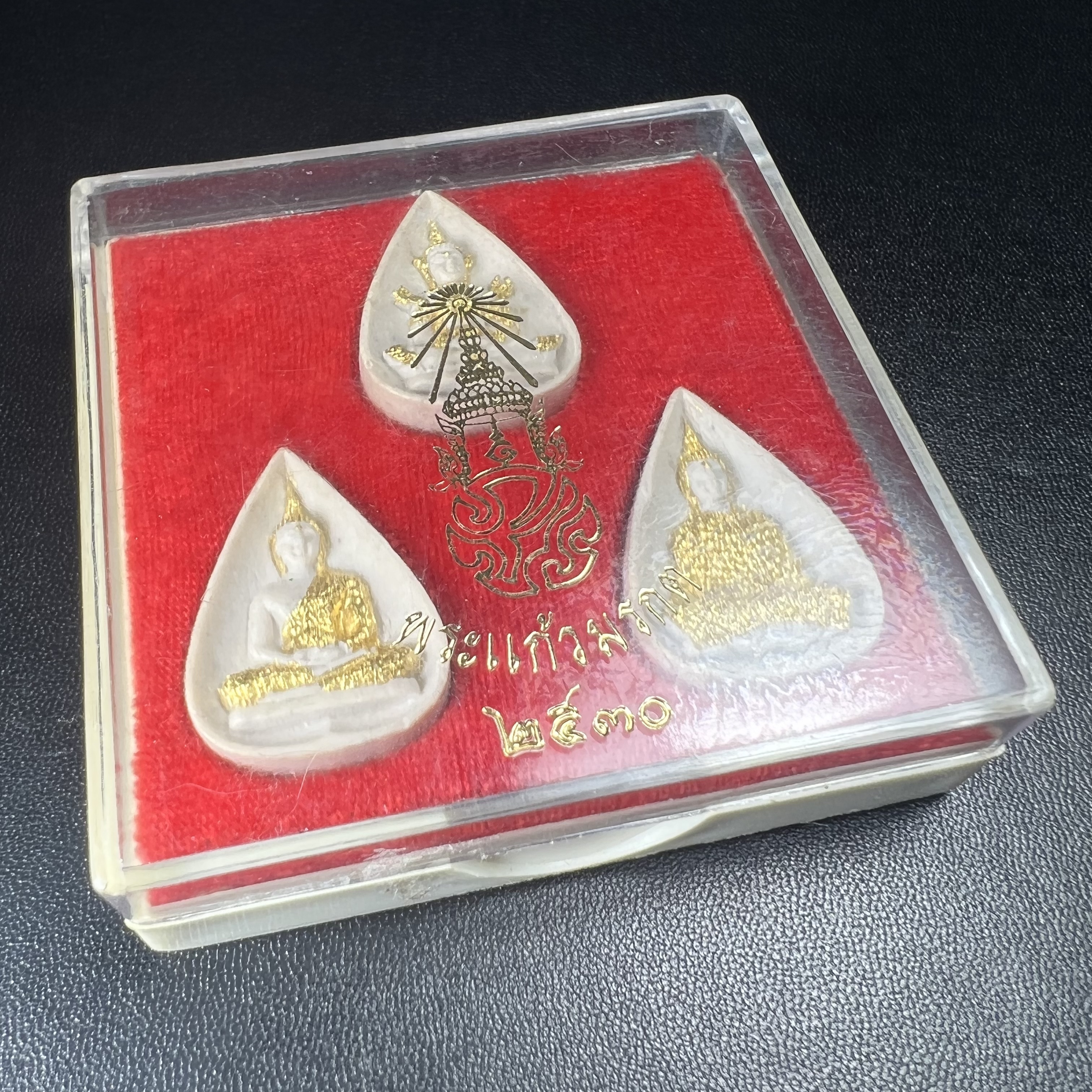 พระแก้วมรกต หลัง ภปร. เนื้อผง ปี2530 พระดี พิธีใหญ่ ประกอบพิธีพุทธาภิเษกพร้อมกับพิธีพระกริ่งปวเรศ ปี2530 วัดบวรนิเวศและวัดพระแก้ว(ครบชุดสามฤดูกล่องเดิมครบ)หายาก