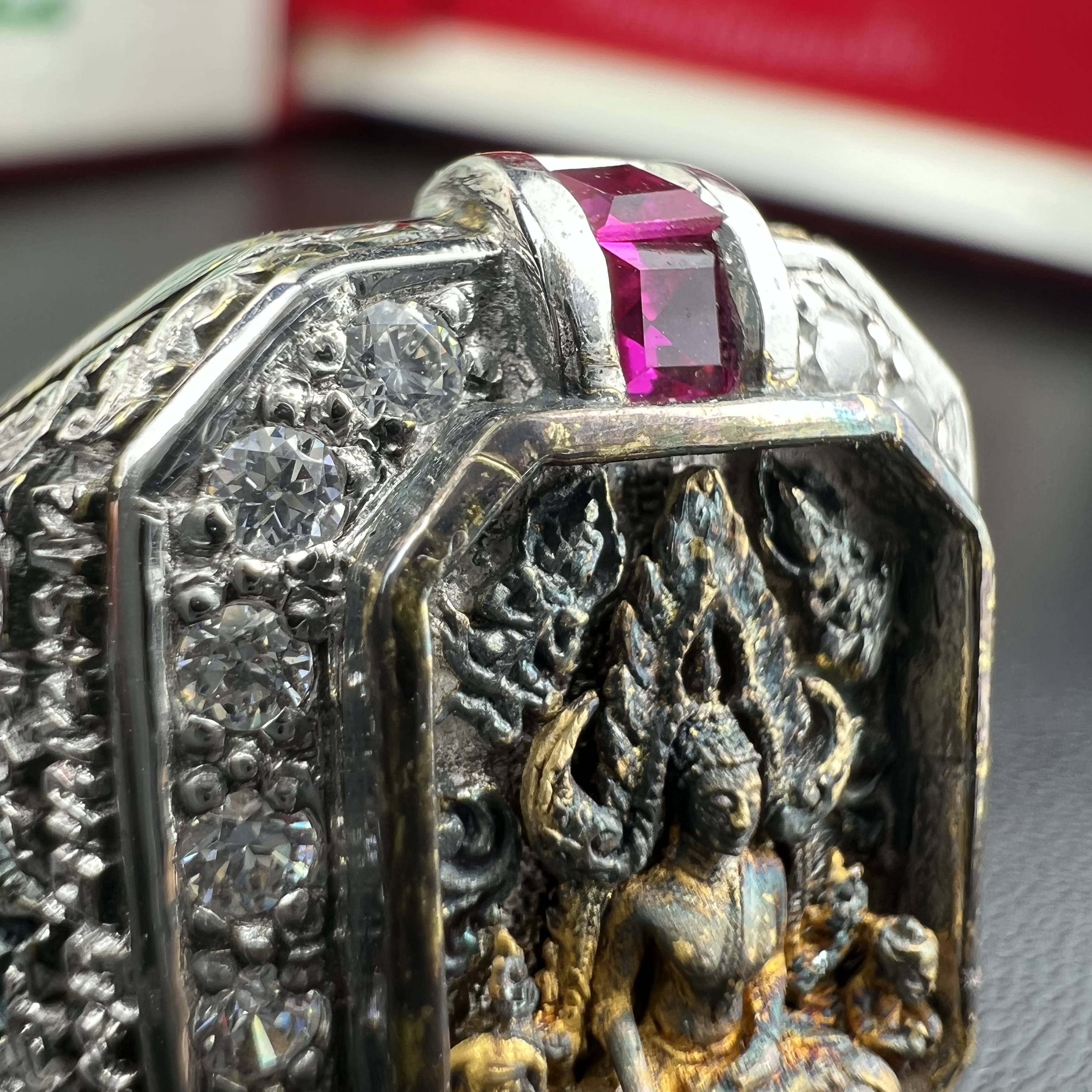 แหวนพระพุทธชินราช ภปร. ในวโรกาสเฉลิมพระชนมายุ6รอบ 5ธันวาคม2542 มูลนิธิพิทักษ์ดวงตาประชาชน จัดสร้าง แหวนเนื้อเงินเคลือบทองคำบริสุทธิ์ประดับเพชร CZ เกรดนอก ตอกโค๊ตและหมายเลข 504(ผลรวมได้ 9 เลขมหามงคลเจริญก้าวหน้าในทุกด้าน) พร้อมกล่องบรรจุเดิมครบ(หายาก)