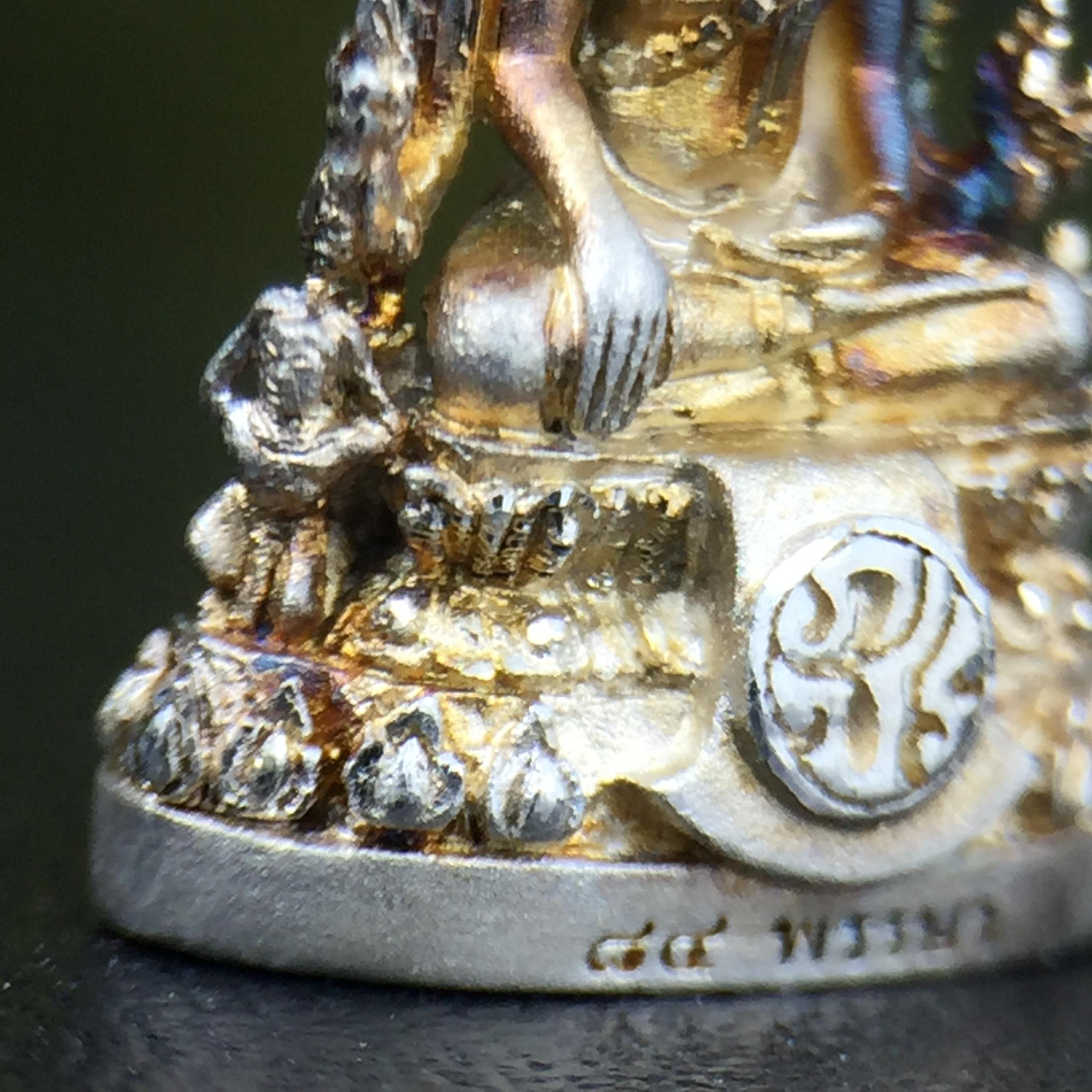 พระพุทธชินราช(จำลอง) ภปร. 84 พรรษา เนื้อเงินชุบทองคำขาว พิมพ์เล็กขนาดหน้าตัก 1/4 นิ้ว (สภาพผิวเดิมสวย ขึ้นสีรุ้งธรรมชาติ แบบนิยม)(พระราชทานมวลสาร จิตรลดาและเส้นพระเจ้า(เส้นผม))พุทธศิลป์ทรงคุณค่าอีกหนึ่งรุ่นยอดนิยม