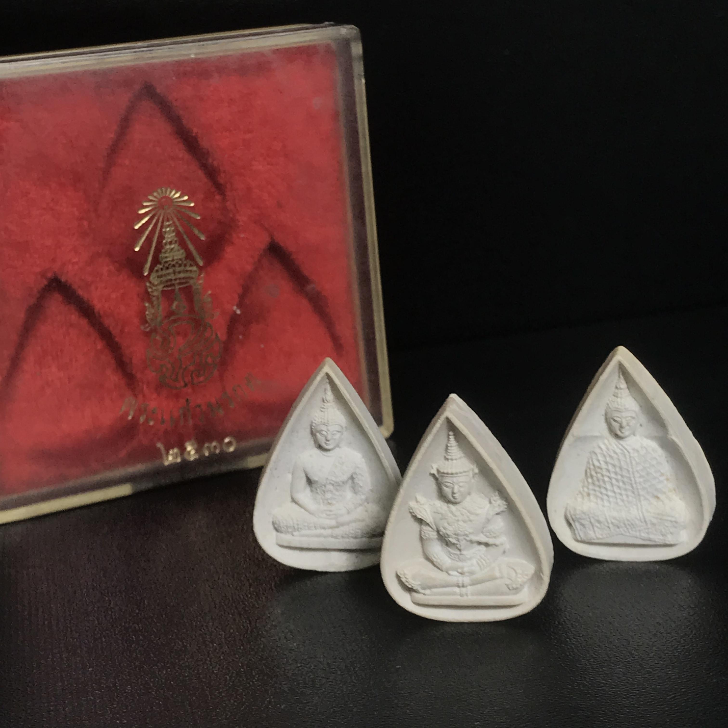 พระแก้วมรกต หลัง ภปร. เนื้อผง ปี2530 พระดี พิธีใหญ่ ประกอบพิธีพุทธาภิเษกพร้อมกับพิธีพระกริ่งปวเรศ ปี2530 วัดบวรนิเวศและวัดพระแก้ว(ครบชุดสามฤดูกล่องเดิมครบ)หายาก