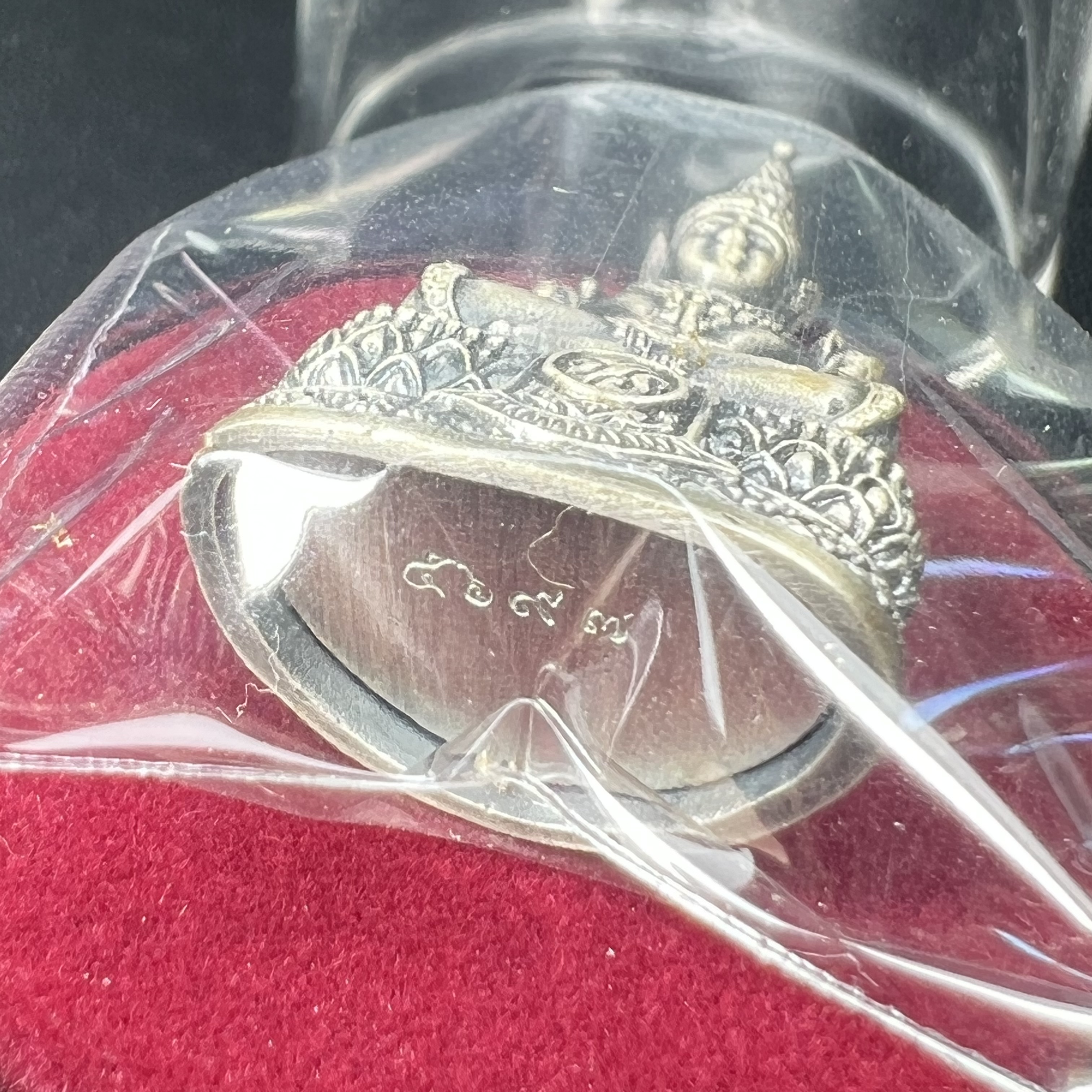 พระแก้วมรกต ภปร.(รุ่นแรก) ปี2545 รุ่นฉลองกรุงรัตนโกสินทร์ครบ 220 ปี พิมพ์ลอยองค์ใหญ่ เนื้ออัลปาก้า ชุบเงินลงดำ ขนาด 19*35 มม. พร้อมครอบตั้งโชว์เดิม องค์พระซีนซองเดิม สวยครบสมบูรณ์