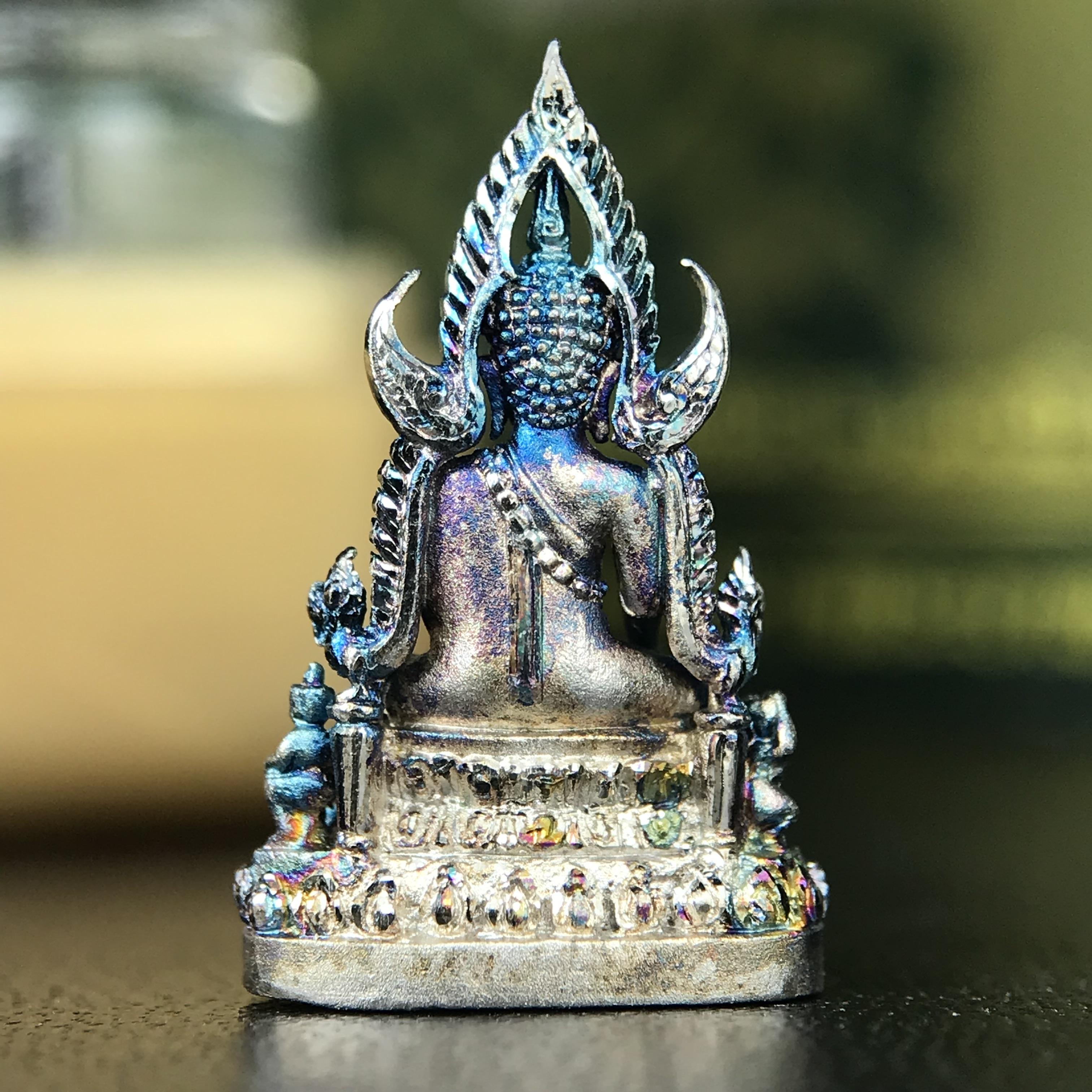 พระพุทธชินราช ภปร. 84 พรรษา ในหลวงรัชกาลที่ 9 พิมพ์เล็กขนาดหน้าตัก 1/4 นิ้ว(สูง 2.0 ซม.)เนื้อเงินชุบทองคำขาว (สภาพผิวเดิมสวย ขึ้นสีรุ้งฟ้าครามธรรมชาติสวยมาก แบบนิยม)(พระราชทานมวลสาร จิตรลดาและเส้นพระเจ้า(เส้นผม))พุทธศิลป์ทรงคุณค่าอีกหนึ่งรุ่นยอดนิยม