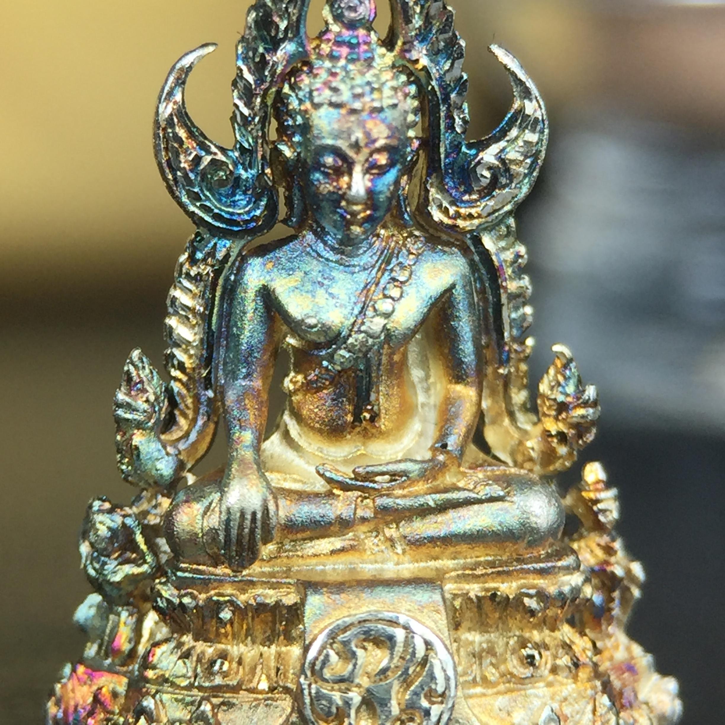 พระพุทธชินราช(จำลอง) ภปร. 84 พรรษา เนื้อเงินชุบทองคำขาว พิมพ์เล็กขนาดหน้าตัก 1/4 นิ้ว (สภาพผิวเดิมสวย ขึ้นสีรุ้งธรรมชาติ แบบนิยม)(พระราชทานมวลสาร จิตรลดาและเส้นพระเจ้า(เส้นผม))พุทธศิลป์ทรงคุณค่าอีกหนึ่งรุ่นยอดนิยม