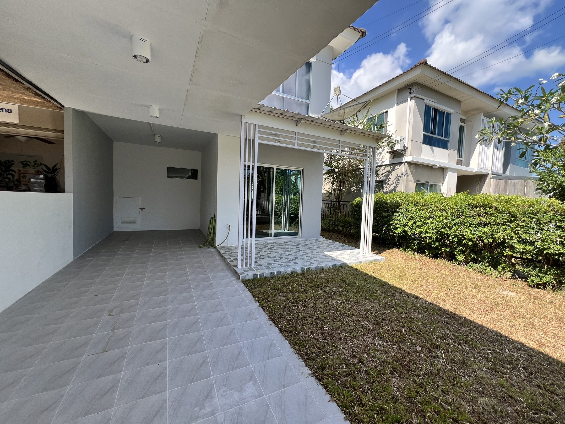 For Sales : Thalang, 2-story semi-detached house, 3 Bedrooms, 2 Bathrooms.