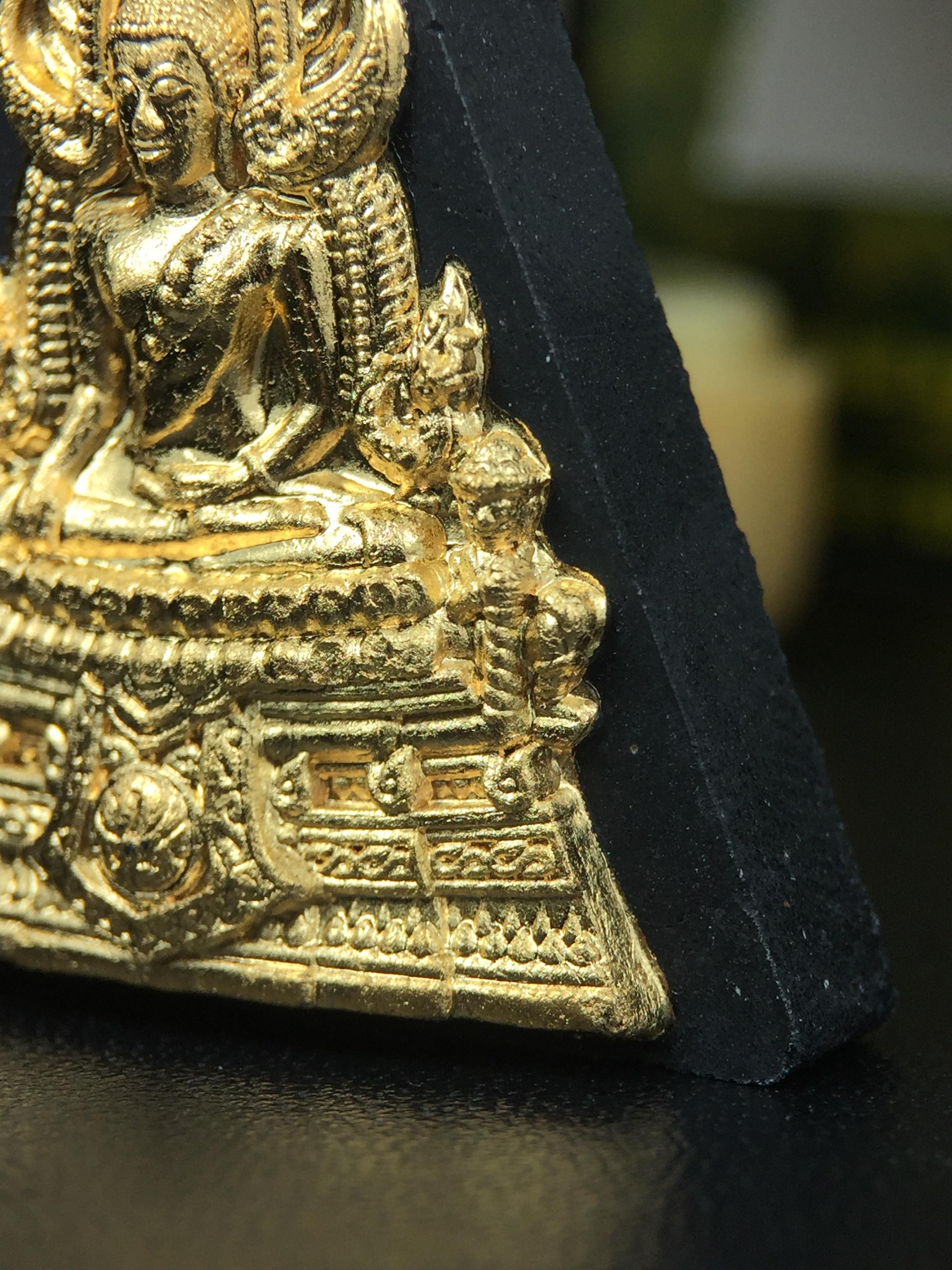 พระพุทธชินราช(จำลอง)ภปร. 84พรรษา เนื้อผงปิดทองด้านหน้า หลัง ภ.ป.ร. ยิงทอง(พระราชทานมวลสาร จิตรลดาและเส้นพระเจ้า ร.9(เส้นผม))ทรงคุณค่าอีกหนึ่งรุ่นยอดนิยม