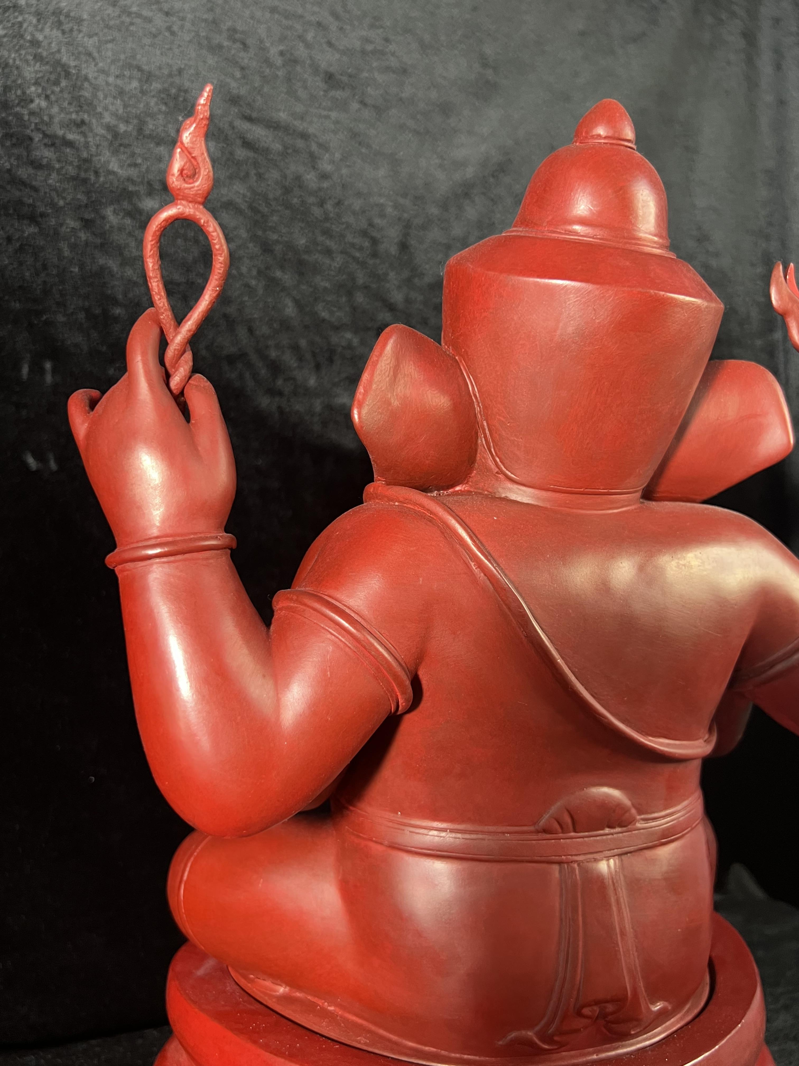 พระพิฆเนศวร 65 ปี คณะจิตรกรรมฯ มหาวิทยาลัยศิลปากร ปี 2551 ขนาดบูชาลอยองค์ หน้าตัก 9 นิ้ว(เนื้อสำริดแดงพลาติน่า)***สีแดงหายาก*** ออกแบบและปั้นโดย รองศาสตราจารย์วิชัย สิทธิรัตน์ ปัจจุบันดำรงตำแหน่งทางวิชาการเป็นศาตราจารย์ ศิลปินแห่งชาติสาขาประติมากรรม