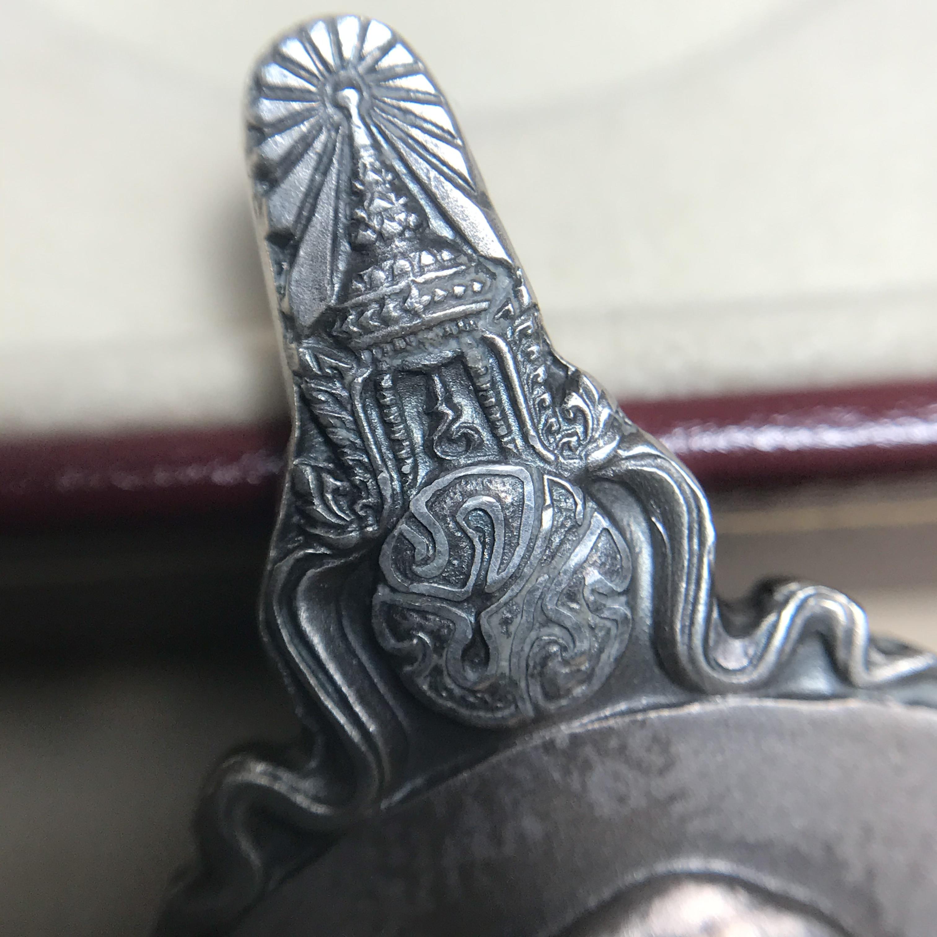 เหรียญพระมหาชนก ปี2539(รุ่นแรก) เนื้อเงิน พิมพ์ใหญ่บล็อกนิยม(ปอ ขาด) ผิวเดิมสีรุ้งธรรมชาติแบบนิยม พร้อมหนังสือสภาพสวยครบชุด(ในหลวงเสด็จเป็นประธานในพิธี)