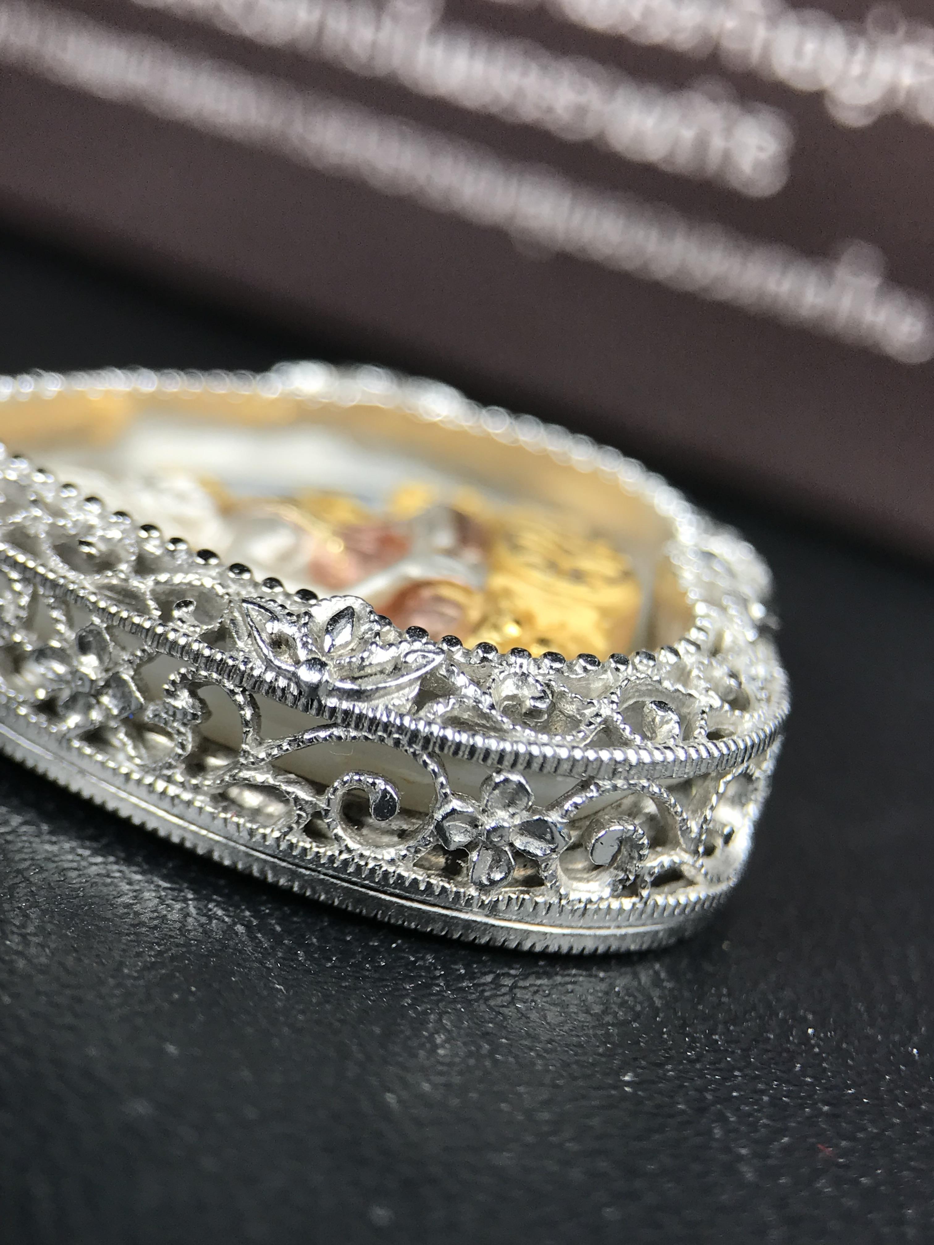 พระพุทธชินราช ภปร. โครงการ "เพราะแผ่นดินนี้ คือ แผ่นดินเกิด" ปี 2548(รุ่นแรก) เหรียญทรงใบโพธิ์ ขนาด 21 x 29 มม. เนื้อเงินสามกษัตริย์ องค์พระชุบสามกษัตริย์ ล้อมด้วยกรอบเงินชุบทองคำขาวสลักเสลาเป็นลวดลายละเอียดอ่อน ส่วนพื้นองค์พระเป็นเปลือกหอยมุข