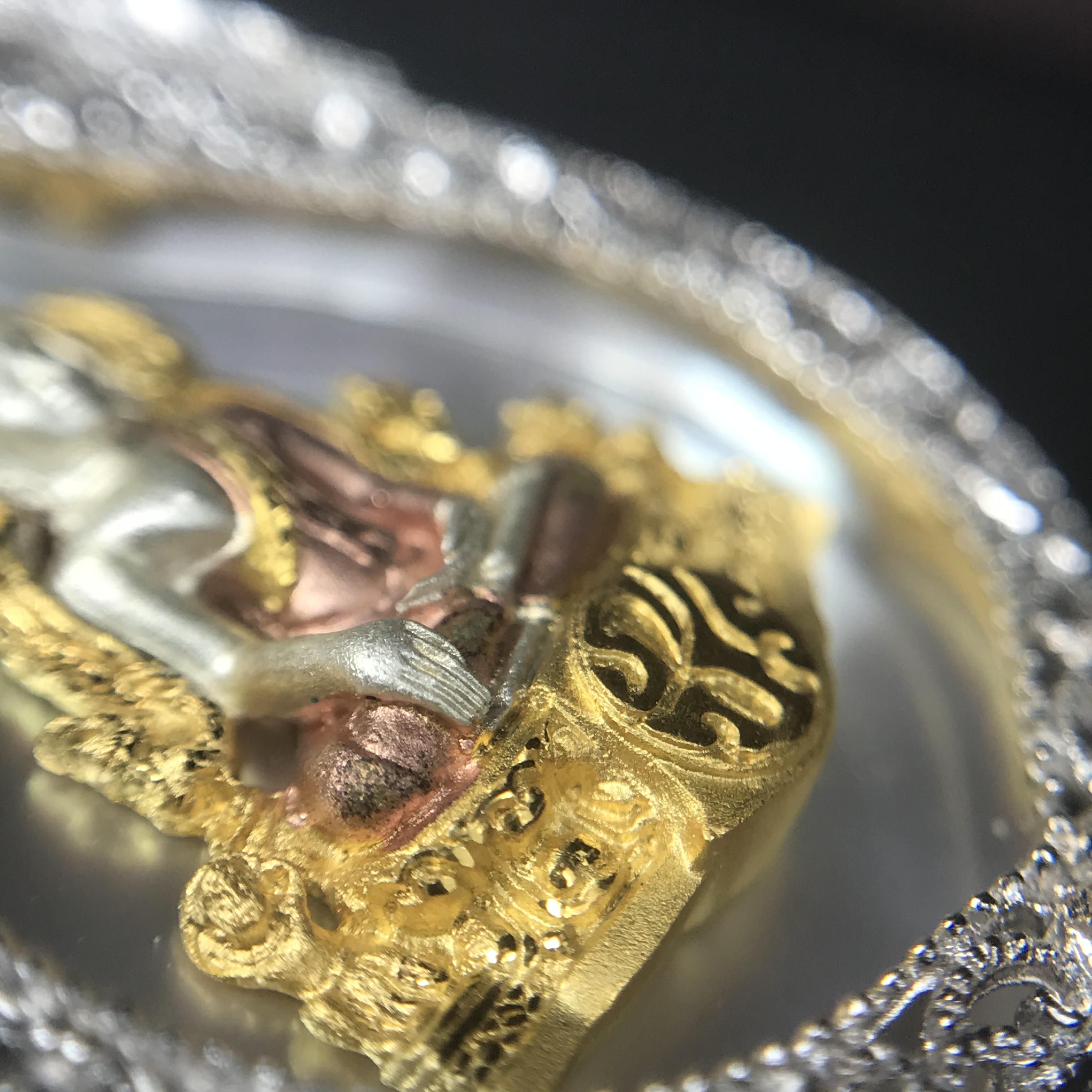 พระพุทธชินราช ภปร. โครงการ "เพราะแผ่นดินนี้ คือ แผ่นดินเกิด" ปี2548(รุ่นแรก) เหรียญทรงเสมา ขนาด 21 x 29 มม.เนื้อเงินสามกษัตริย์ องค์พระชุบสามกษัตริย์ ล้อมด้วยกรอบเงินชุบทองคำขาวสลักเสลาเป็นลวดลายละเอียดอ่อน ส่วนพื้นองค์พระเป็นเปลือกหอยมุขงดงาม