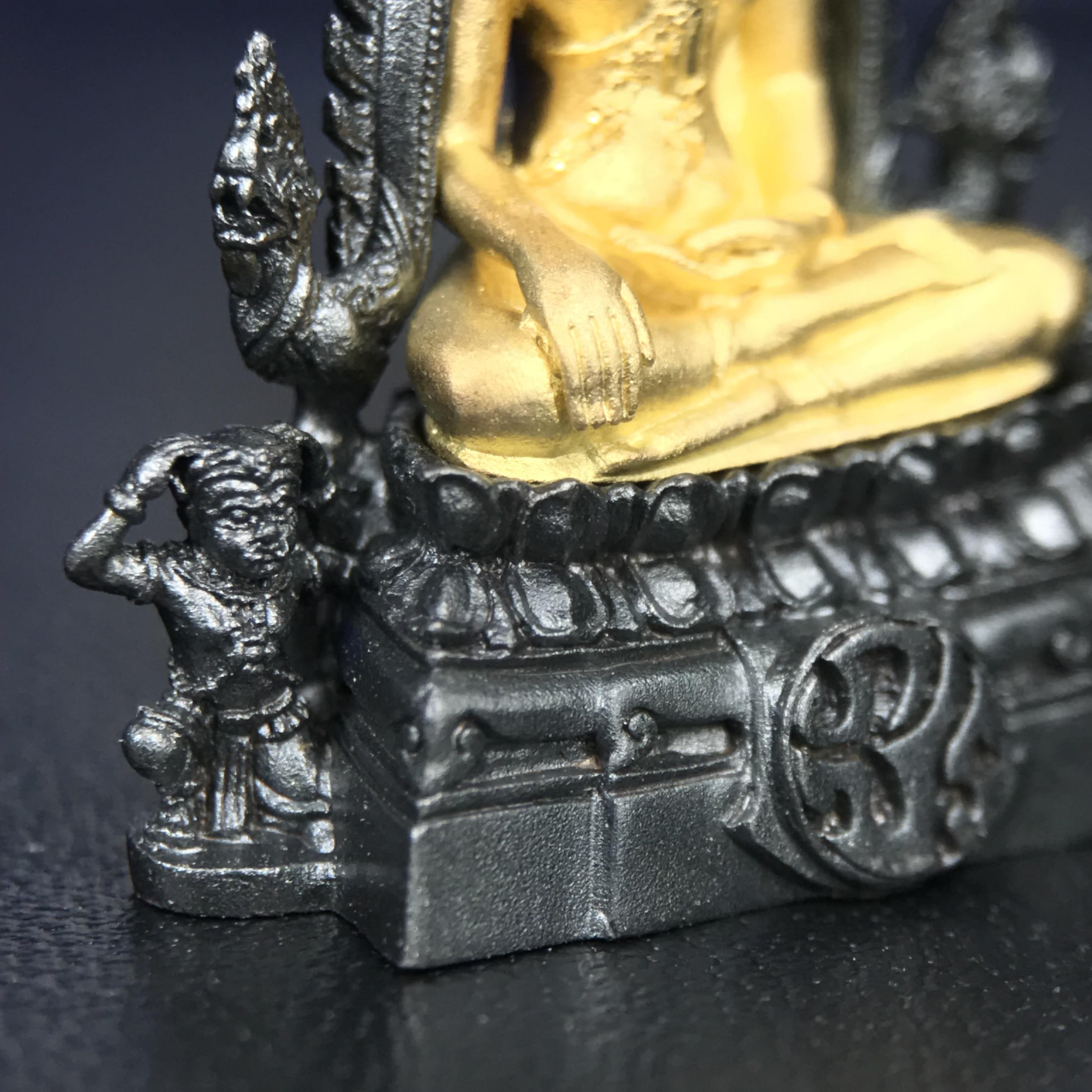 พระพุทธชินราช ภปร. โครงการ เพราะแผ่นดินนี้คือแผ่นดินเกิด เนื้อเงินชุบทองคำซุ้มรมดำ ปี2551 ขนาดหน้าตัก1/2นิ้ว(3.5*2.5 ซม.)ประกอบพิธี ณ พระอุโบสถ วัดพระศรีรัตนศาสดาราม(วัดพระแก้ว)และพระวิหารวัดพระศรีรัตนมหาธาตุวรมหาวิหาร(จ.พิษณุโลก)(สวยงามหายาก)1ใน5000องค์