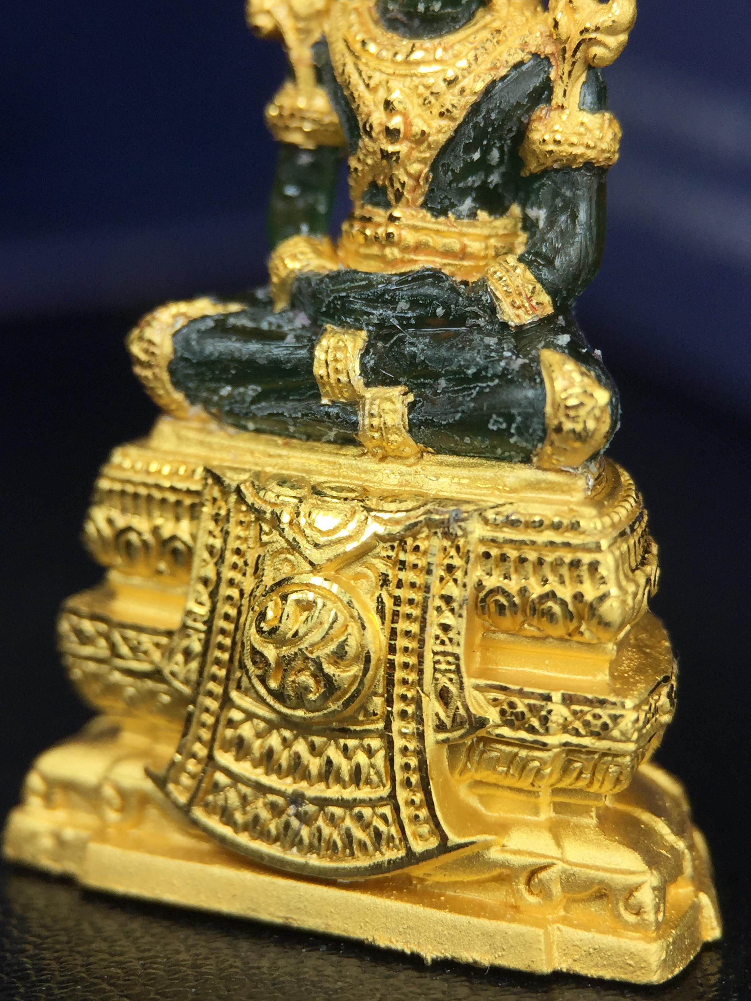 พระแก้วมรกต ภปร. จัดสร้างโดย รพ.ภูมิพลฯ ปี2547 ลอยองค์ขนาดหน้าตัก 1/2 นิ้ว เนื้อเรซิ่นหุ้มทองคำ99.99 งดงามทรงคุณค่าอีกหนึ่งรุ่นยอดนิยม หายาก