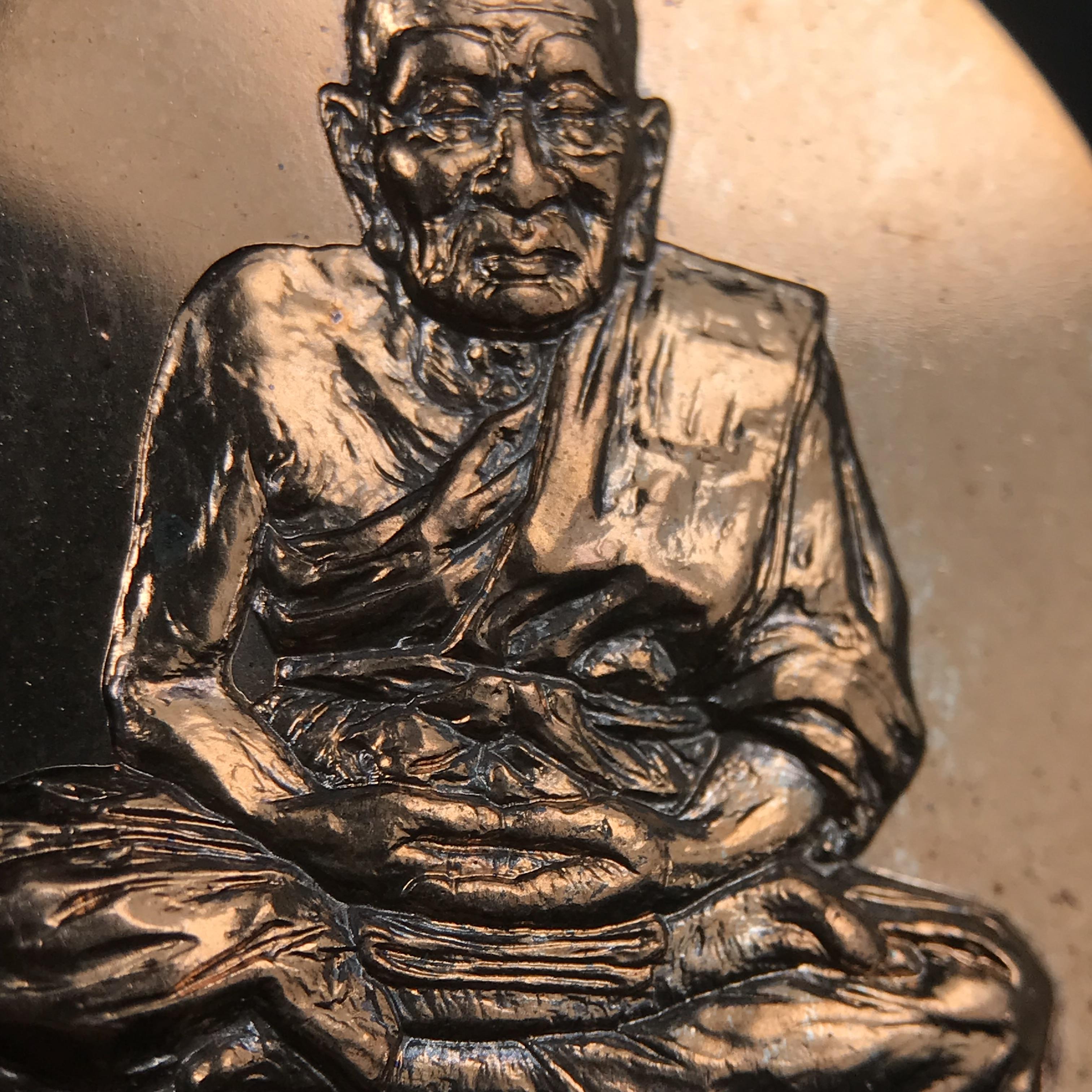 หลวงพ่อทวด พระนามาภิไธย สก. วัดห้วยมงคล จ.ประจวบคีรีขันธ์ ปี 2544(รุ่นแรก) เหรียญเนื้อนวโลหะ(Thai Bonze) ผลิตโดยโรงกษาปณ์ โมเน่ร์เดอปารีส ประเทศฝรั่งเศส สวยงดงามสภาพสวยกล่องใบรับรองครบสมบูรณ์(คุ้มครองแคล้วคลาด พิธีใหญ่) องค์หมายเลข 1807 (1 ใน 2999 เหรียญ)