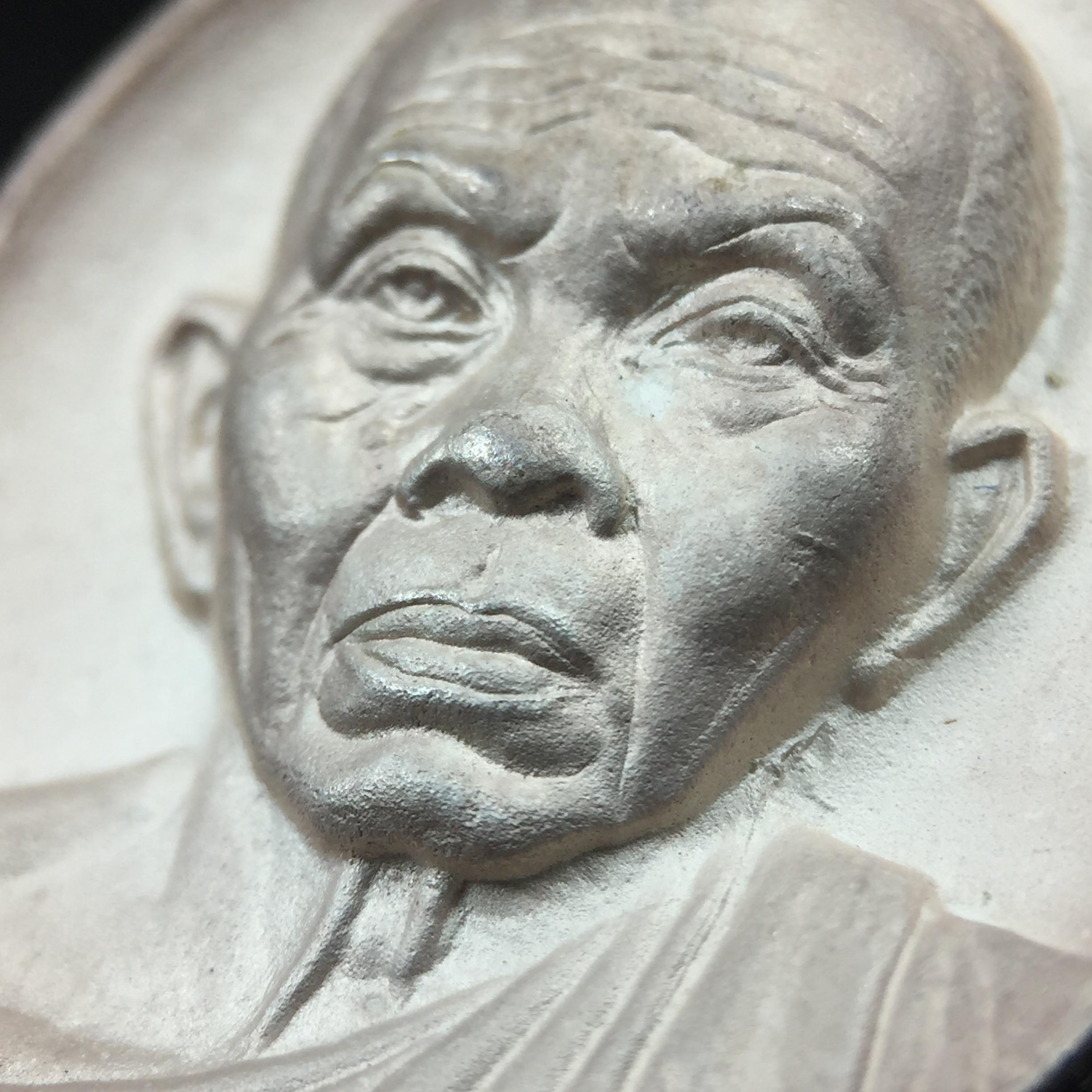 เหรียญรูปเหมือนพระญาณวิทยาคมเถร (หลวงพ่อคูณ ปริสุทโธ)ชุดกาญจนาภิเษกครองราชย์ครบ 50 ปี เนื้อเงิน วัดบวรนิเวศวิหาร ปี พ.ศ. 2538(จัดสร้างได้เหมือนหลวงพ่อคูณมาก มีรายละเอียดและความคมชัดสูง ลูกศิษย์ท่านไม่ควรพลาด วิจิตรศิลป์และพุทธศิลป์งดงาม)พิธีใหญ่